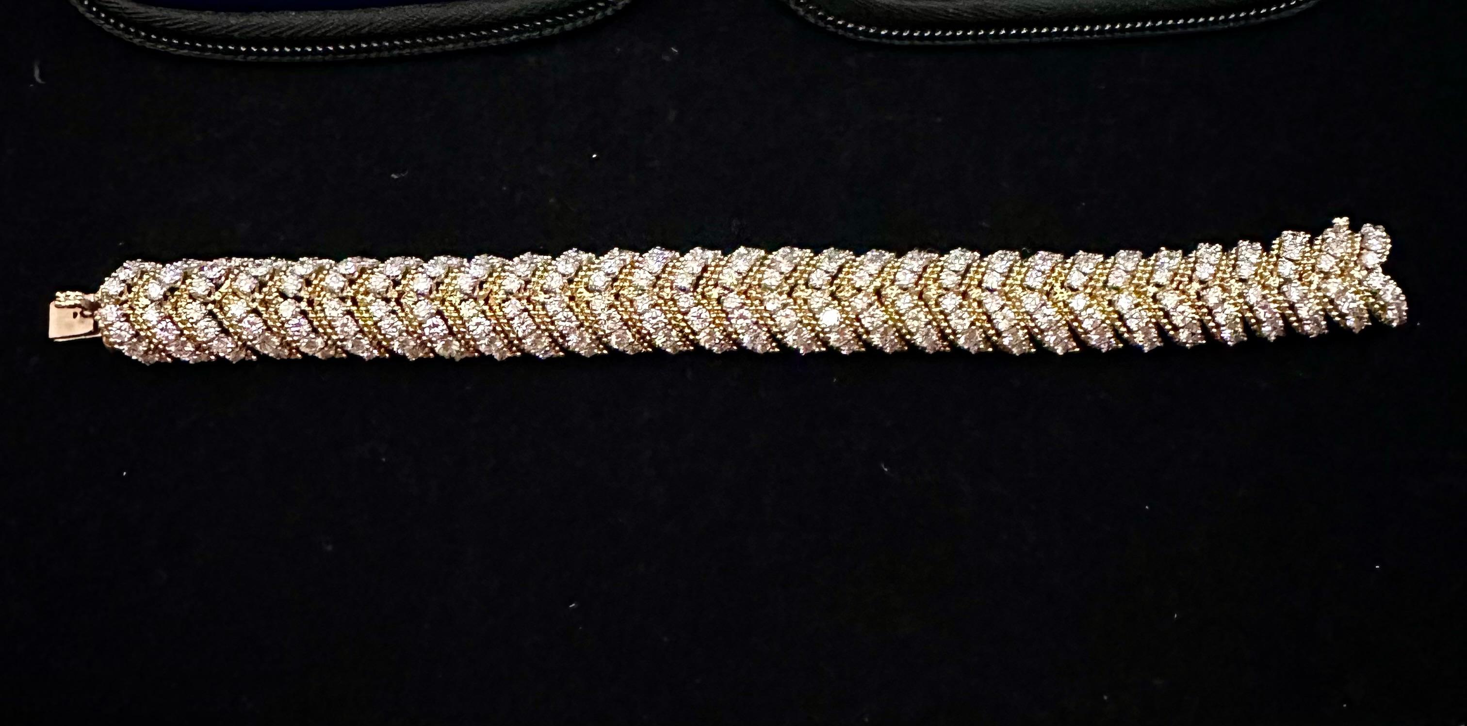 Van Cleef And Arpels Diamantarmband aus 18 Karat Gelbgold mit Diamanten  im Angebot 5