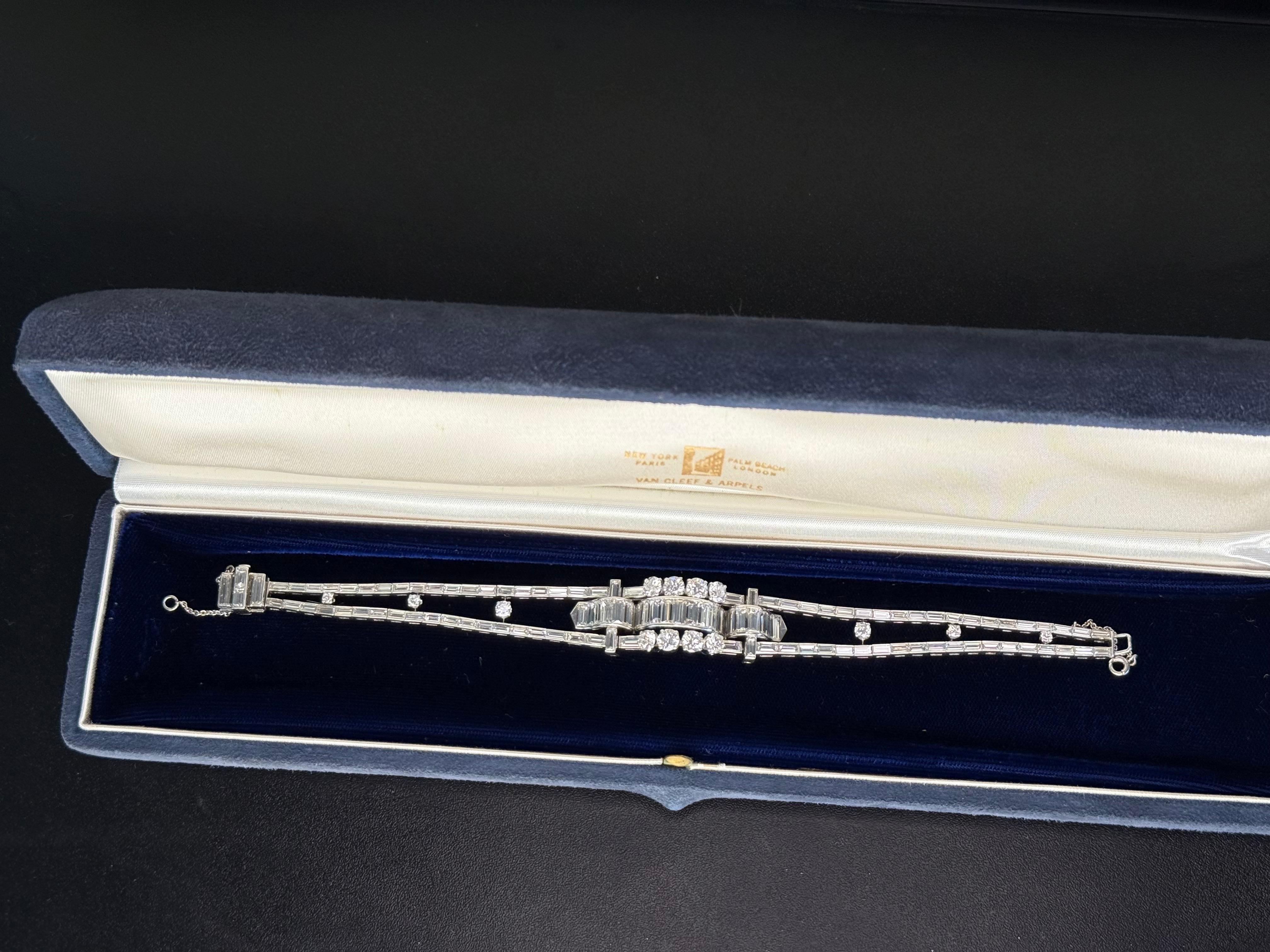 Vintage French Van Cleef and Arpels Diamond Platinum Bracelet ,
6.75 pouces 
15 cts Diamant rond et diamant baguette 
D E Couleur 
VVS Clarté 
Signé NY Numéroté et Van Cleef & Arpels 
Platine