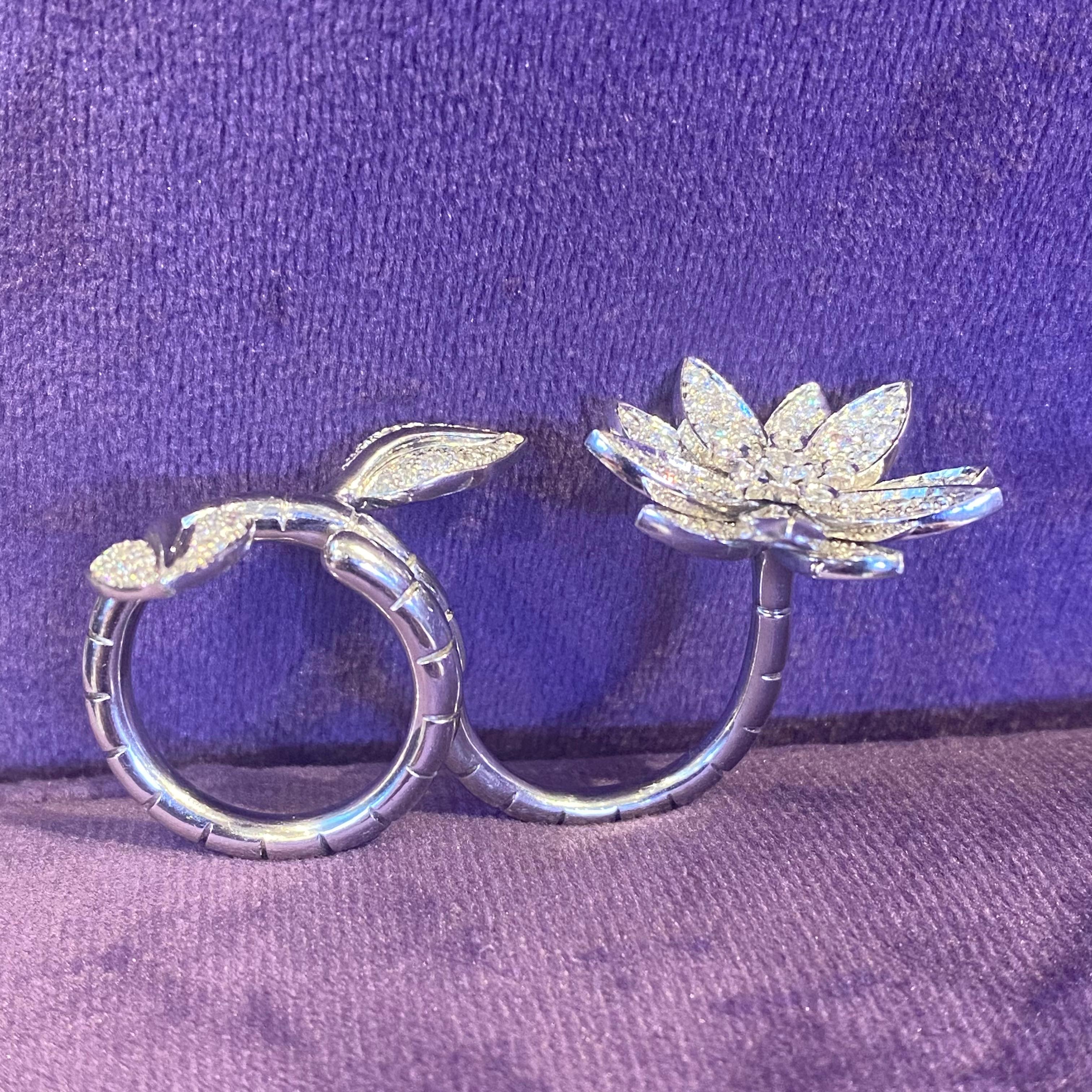 Van Cleef & Arpels Diamant-Lotus-Ring zwischen den Fingern  6