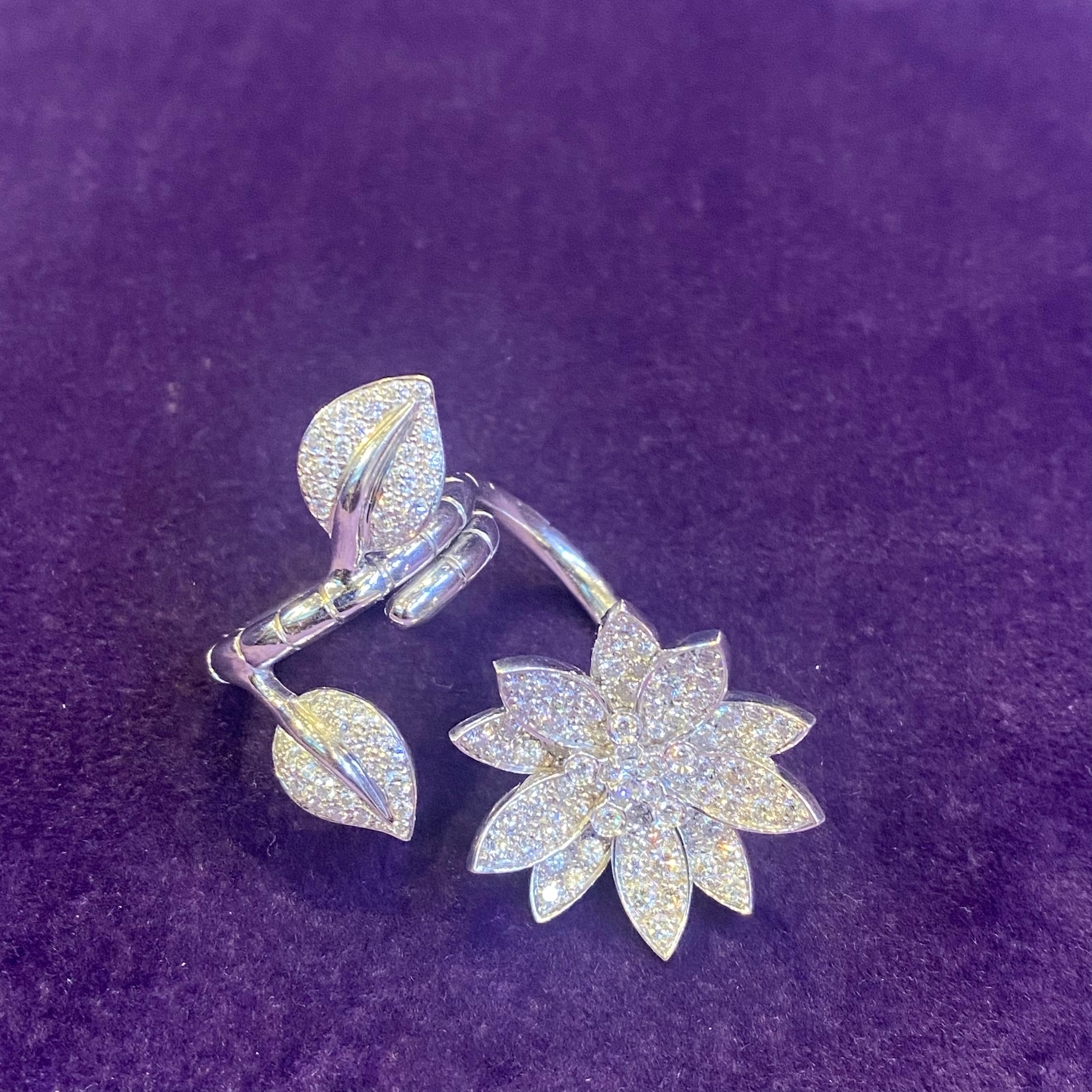 Van Cleef & Arpels Diamant-Lotus-Ring zwischen den Fingern  8