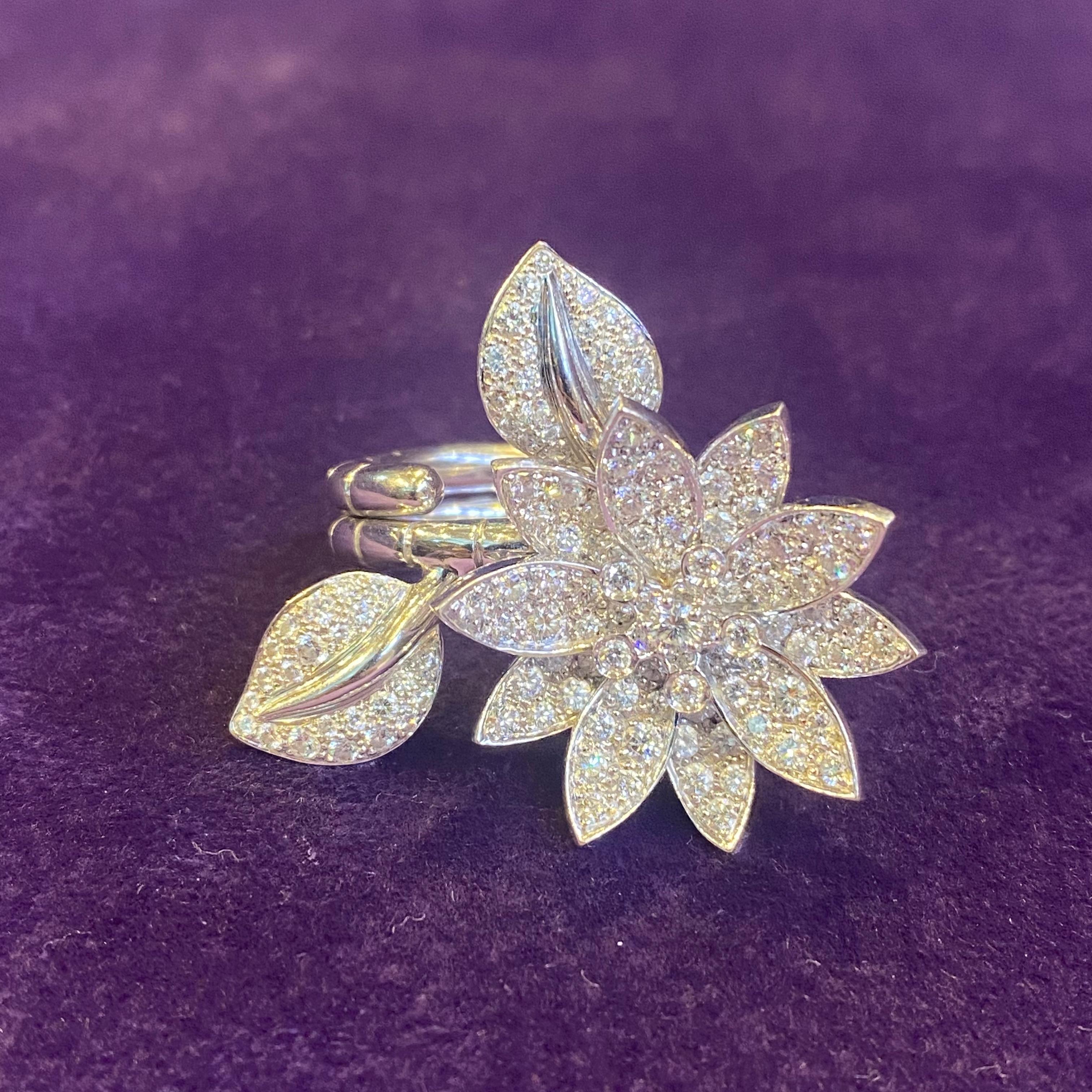 Van Cleef & Arpels Diamant-Lotus-Ring zwischen den Fingern  12