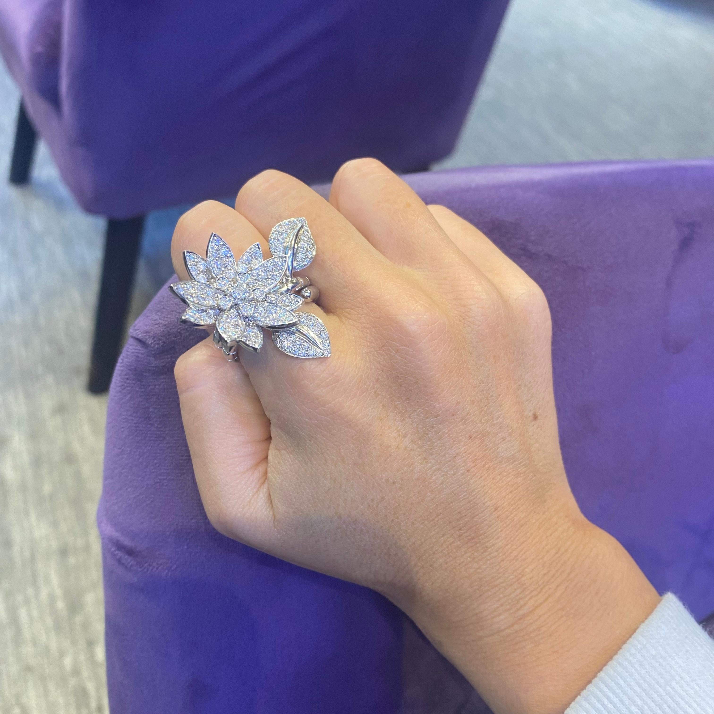 Van Cleef & Arpels Diamant-Lotus-Ring zwischen den Fingern  im Zustand „Hervorragend“ in New York, NY
