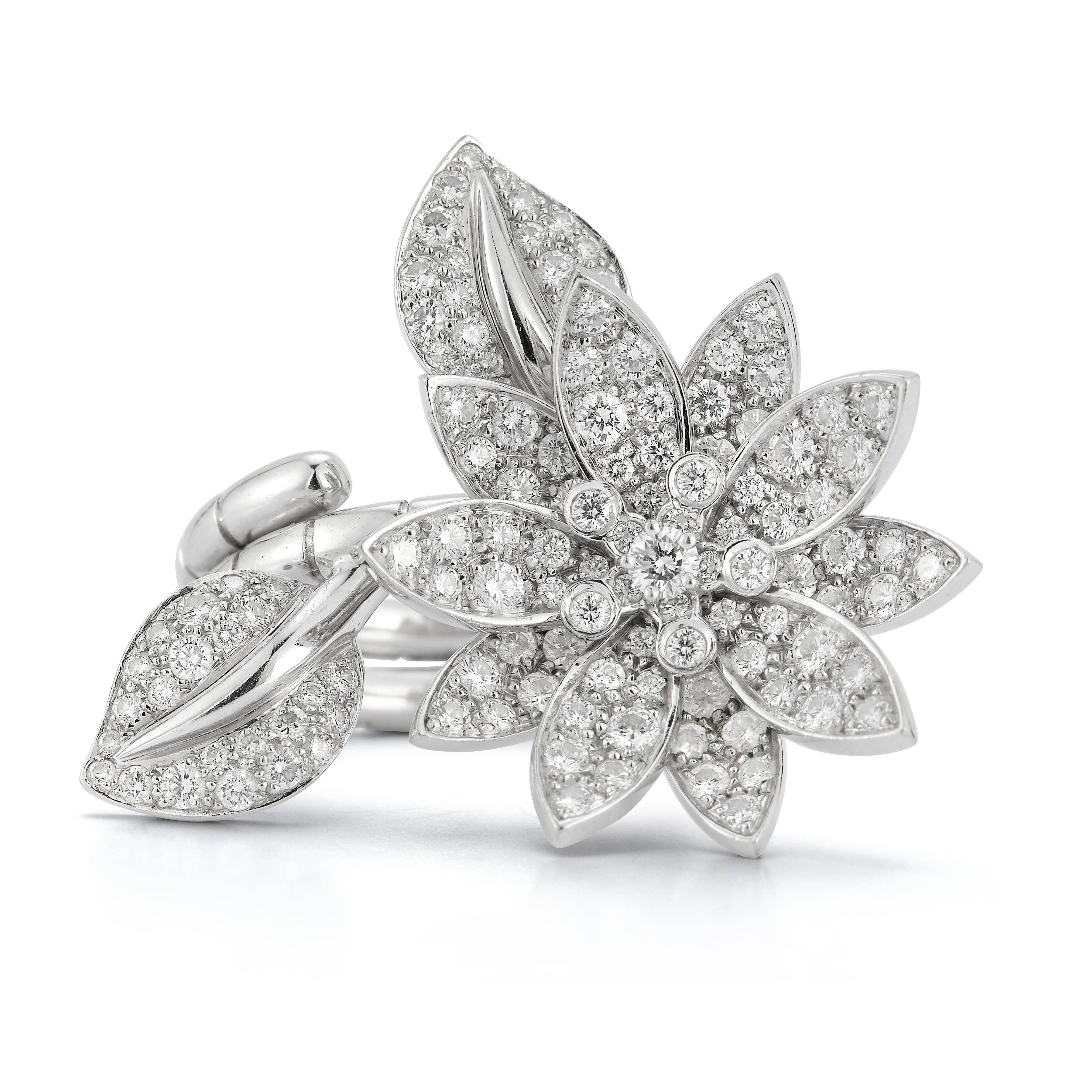 Van Cleef & Arpels Diamant-Lotus-Ring zwischen den Fingern  Damen