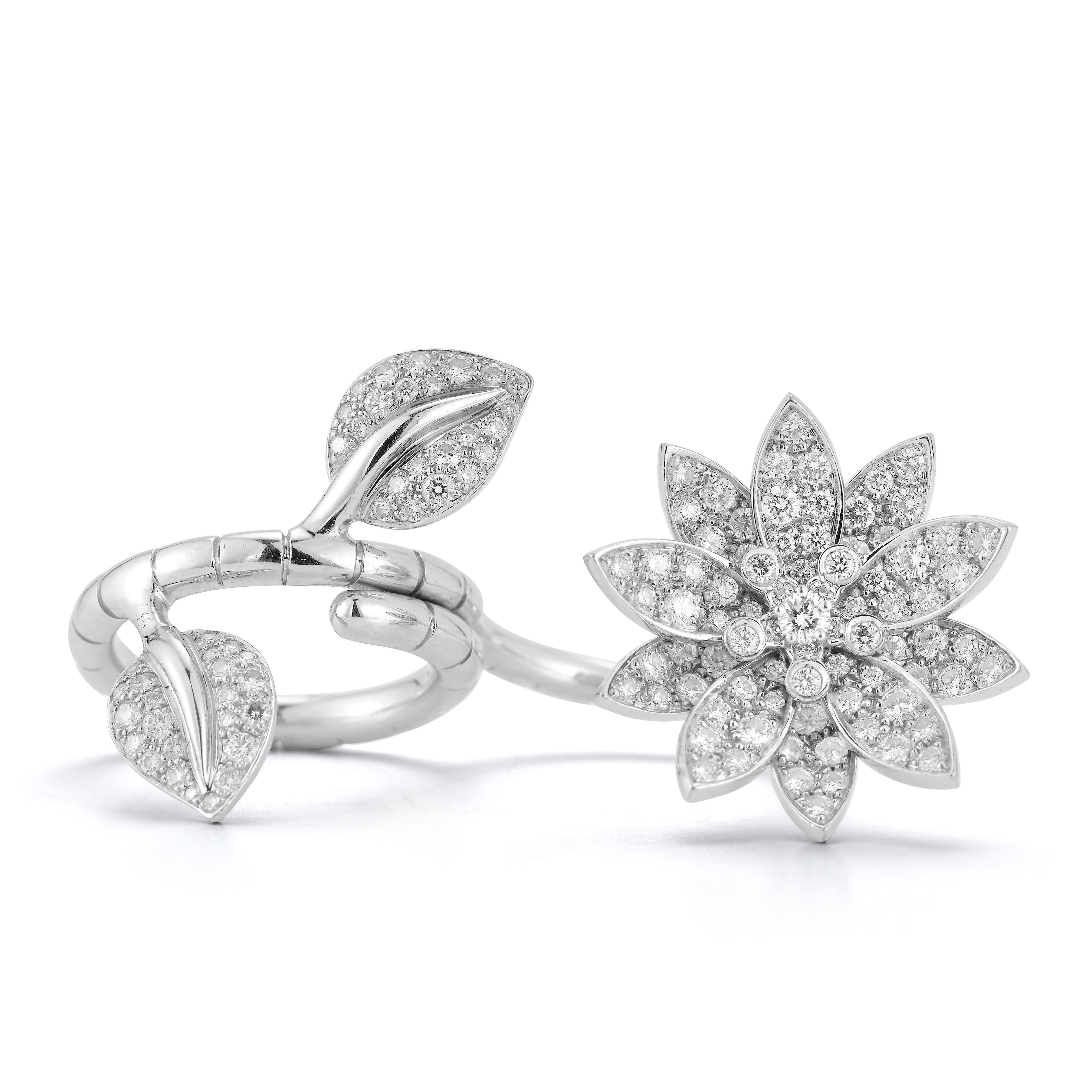 Van Cleef & Arpels Diamant-Lotus-Ring zwischen den Fingern  3