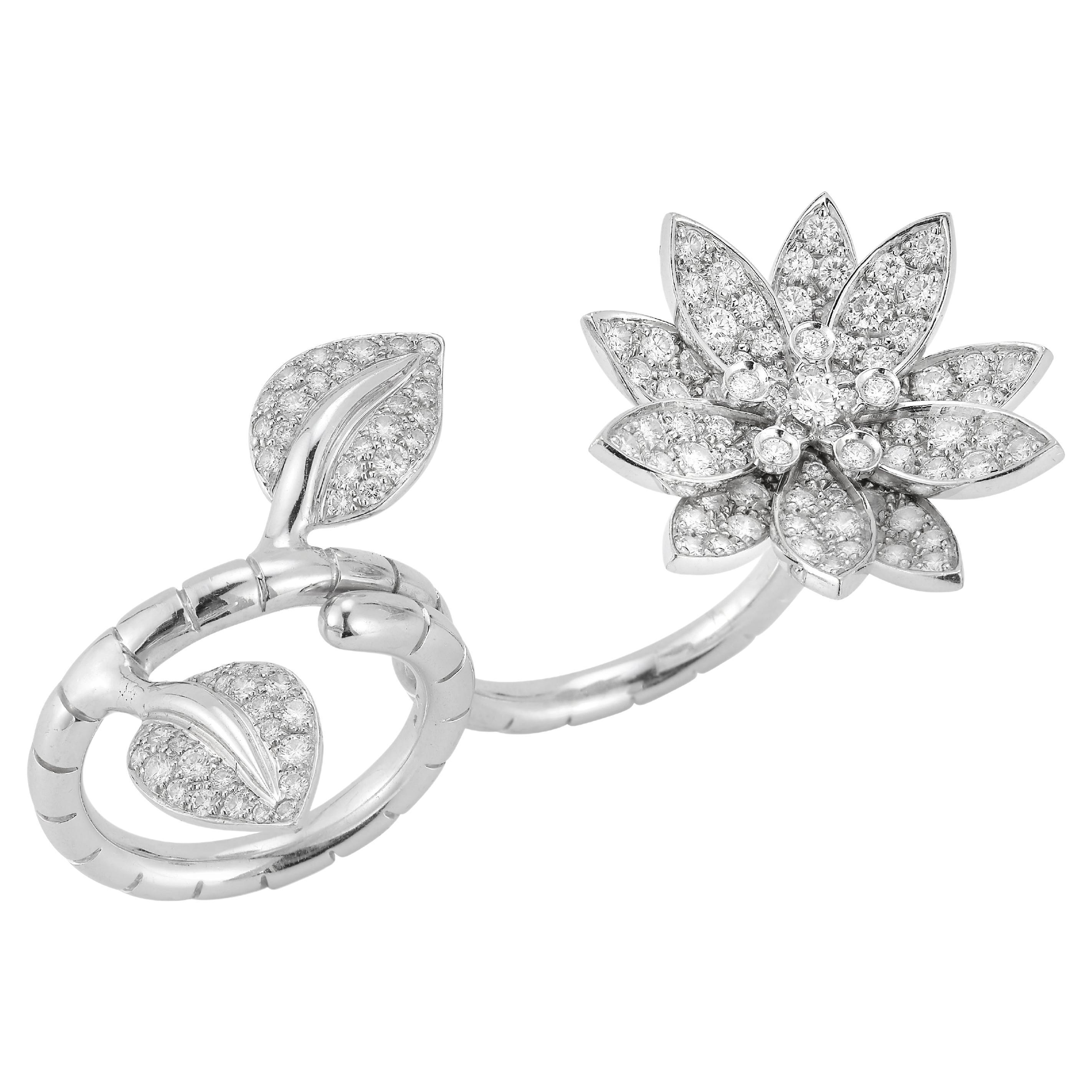 Van Cleef & Arpels Diamant-Lotus-Ring zwischen den Fingern 
