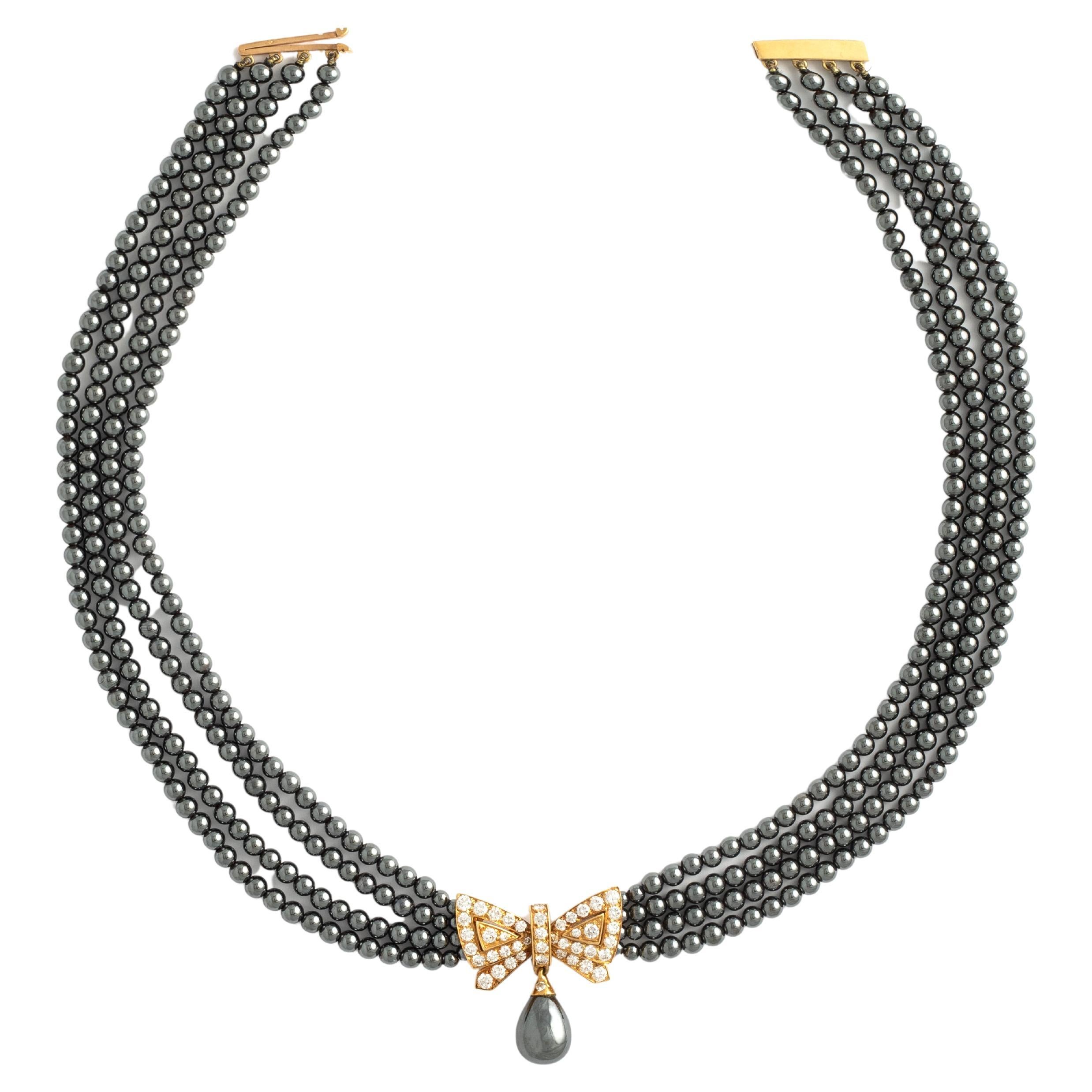 Van Cleef and Arpels - Collier et boucles d'oreilles en hématite et diamants.

Collier :
Longueur : 35.00 centimètres.
Pendentif : 2,50 x 2,70 centimètres
Poids : 49,01 grammes.

Boucles d'oreilles :
Longueur : 3.00 centimètres.
Poids : 11.45