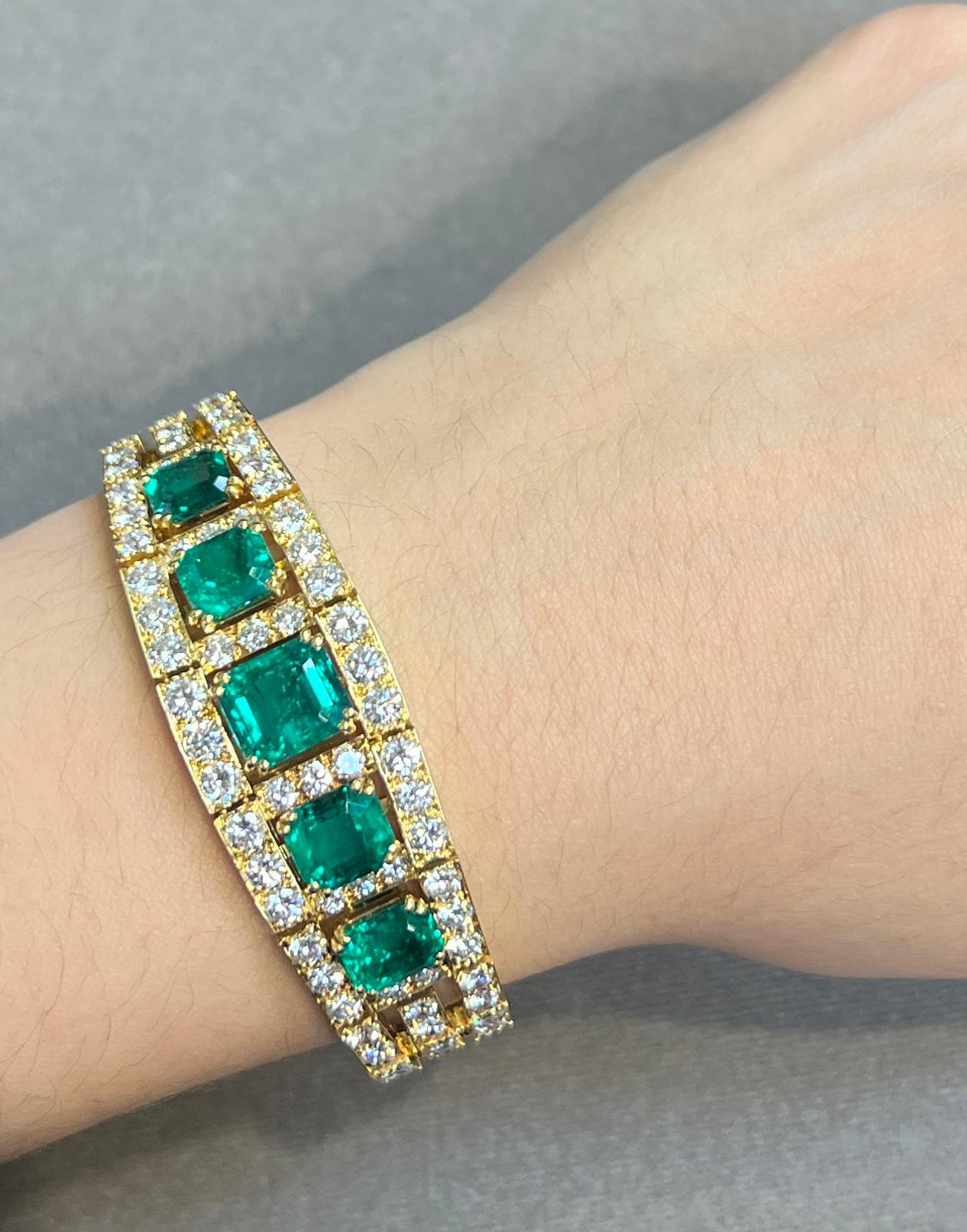 Van Cleef & Arpels Smaragd- und Diamantarmband 

Ein Gelbgoldarmband von Van Cleef und Arpels, besetzt mit fünf achteckigen Smaragden und Diamanten im Rundschliff. 

Ungefähres Smaragdgewicht: 8.60 Karat
Ungefähres Diamantgewicht: 9.85