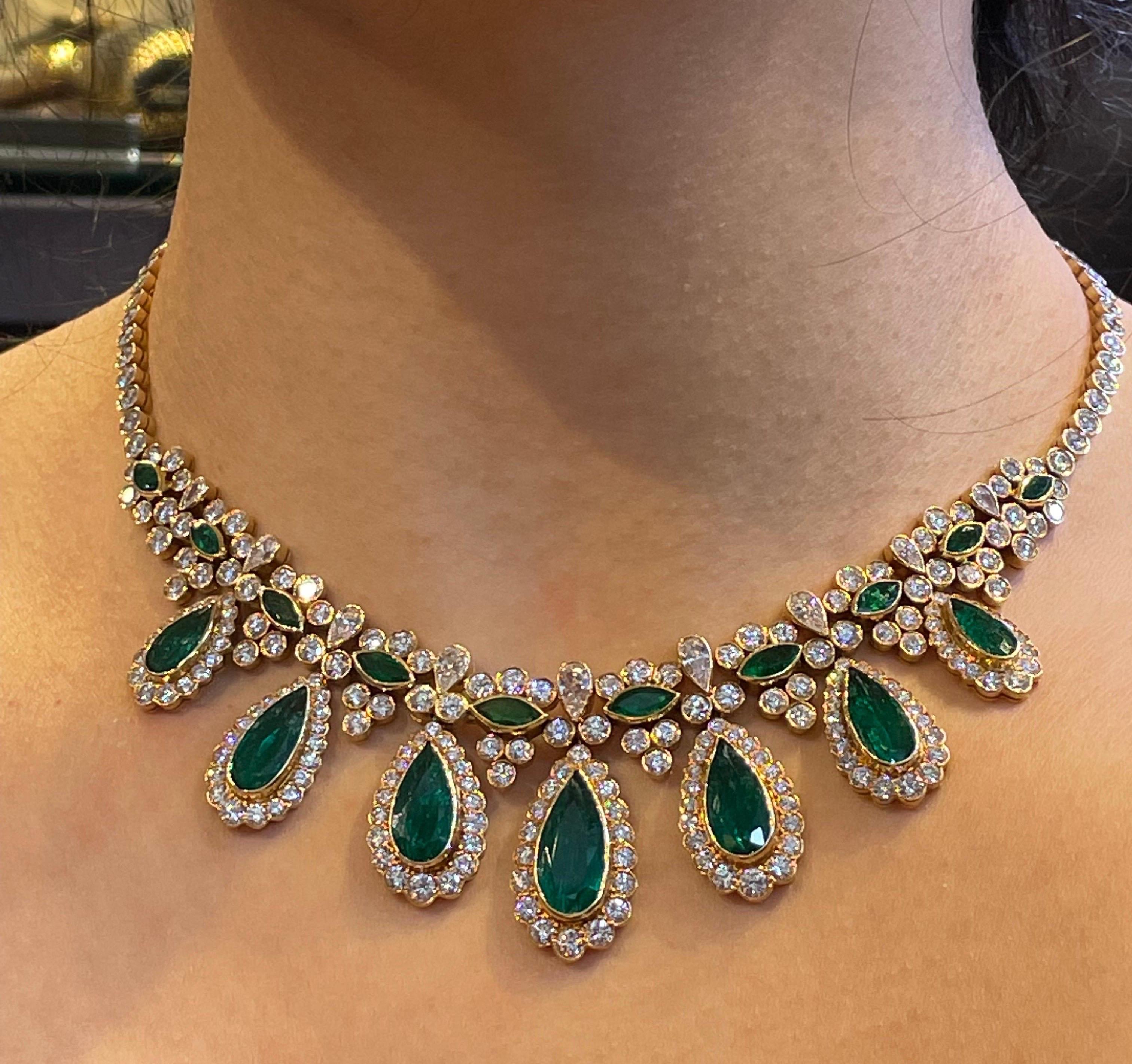 Van Cleef and Arpels Emerald Necklace 

Beautiful Pear Emerald and gold necklace featuring 7 pear shape certified Columbian emeralds. 

Accompanied with a AGL laboratory certificate for the emeralds stating they are of Colombian origin

Gold weight: