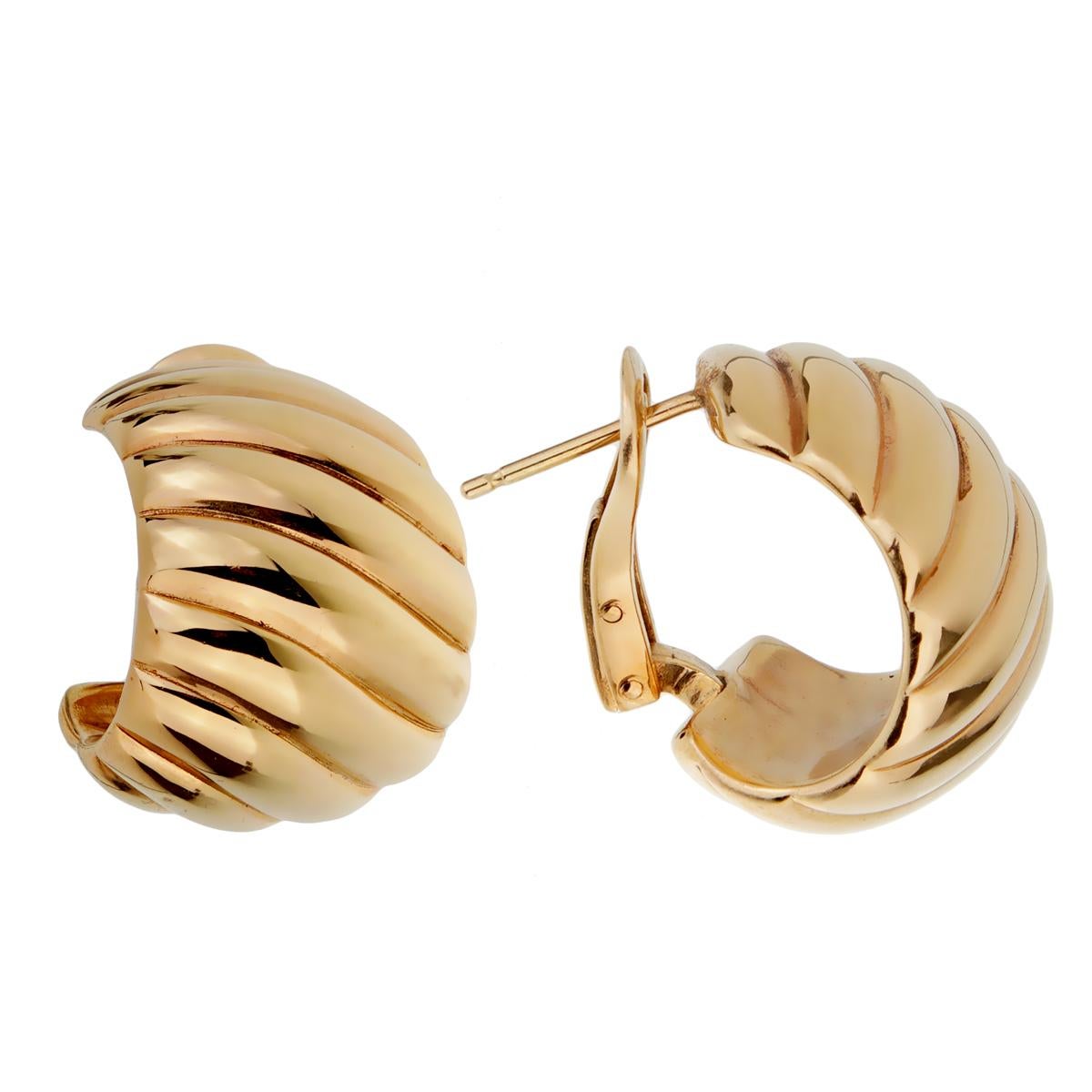 A fabulous pair of vintage Van Cleef and Arpels earrings featuring a waved design in polished 18k yellow gold. These classic gold earrings are perfect for everyday wear.

The earrings measures .82