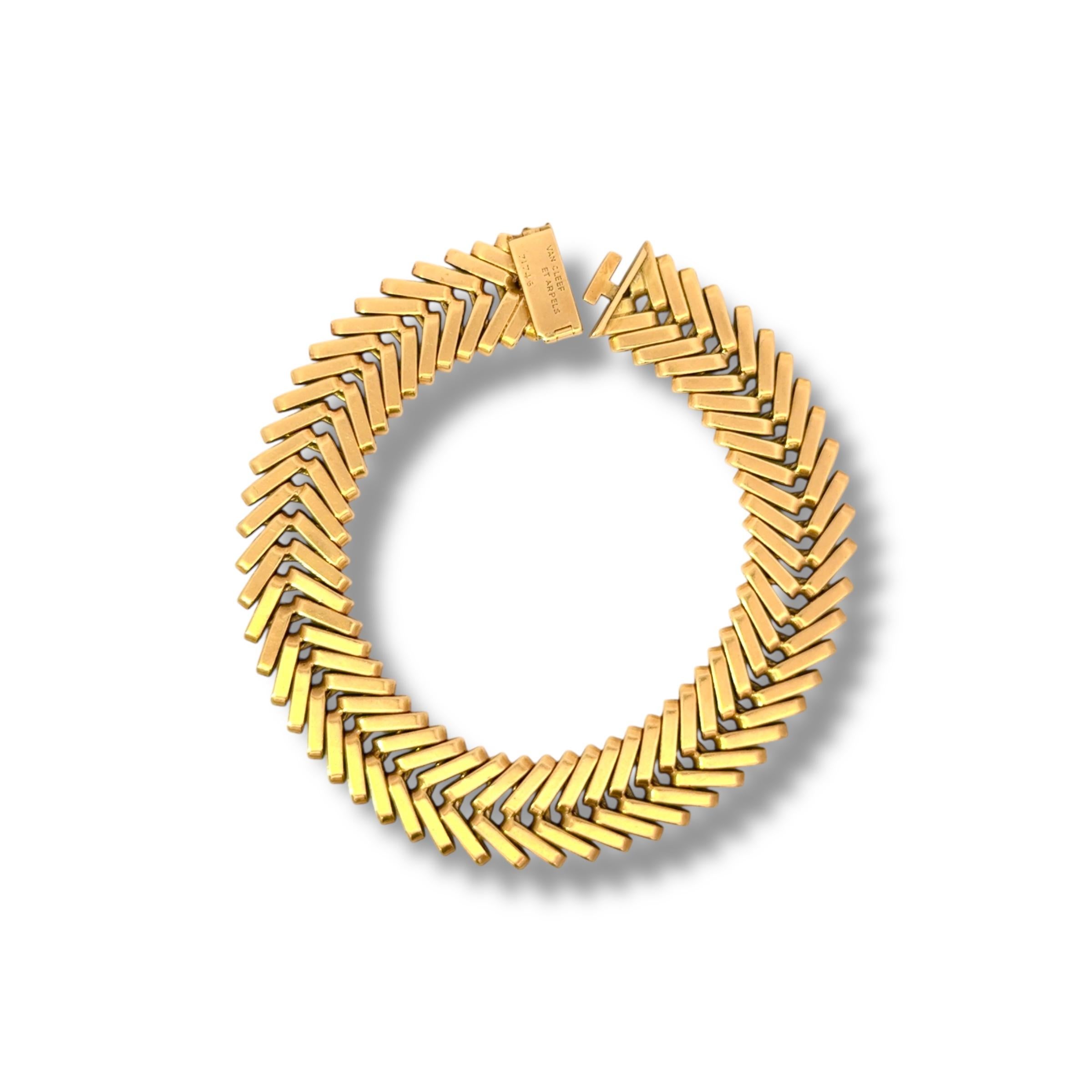 Pulsera vintage de oro amarillo de 18 quilates. 

La pulsera está firmada VAN CLEEF ET ARPELS. Tiene las siguientes características: 

Número de serie 
VAN CLEEF & ARPELS 
Cabeza de águila francesa 
Peso: 64,0 gramos 

Longitud: 18 cm (y 4 cm al