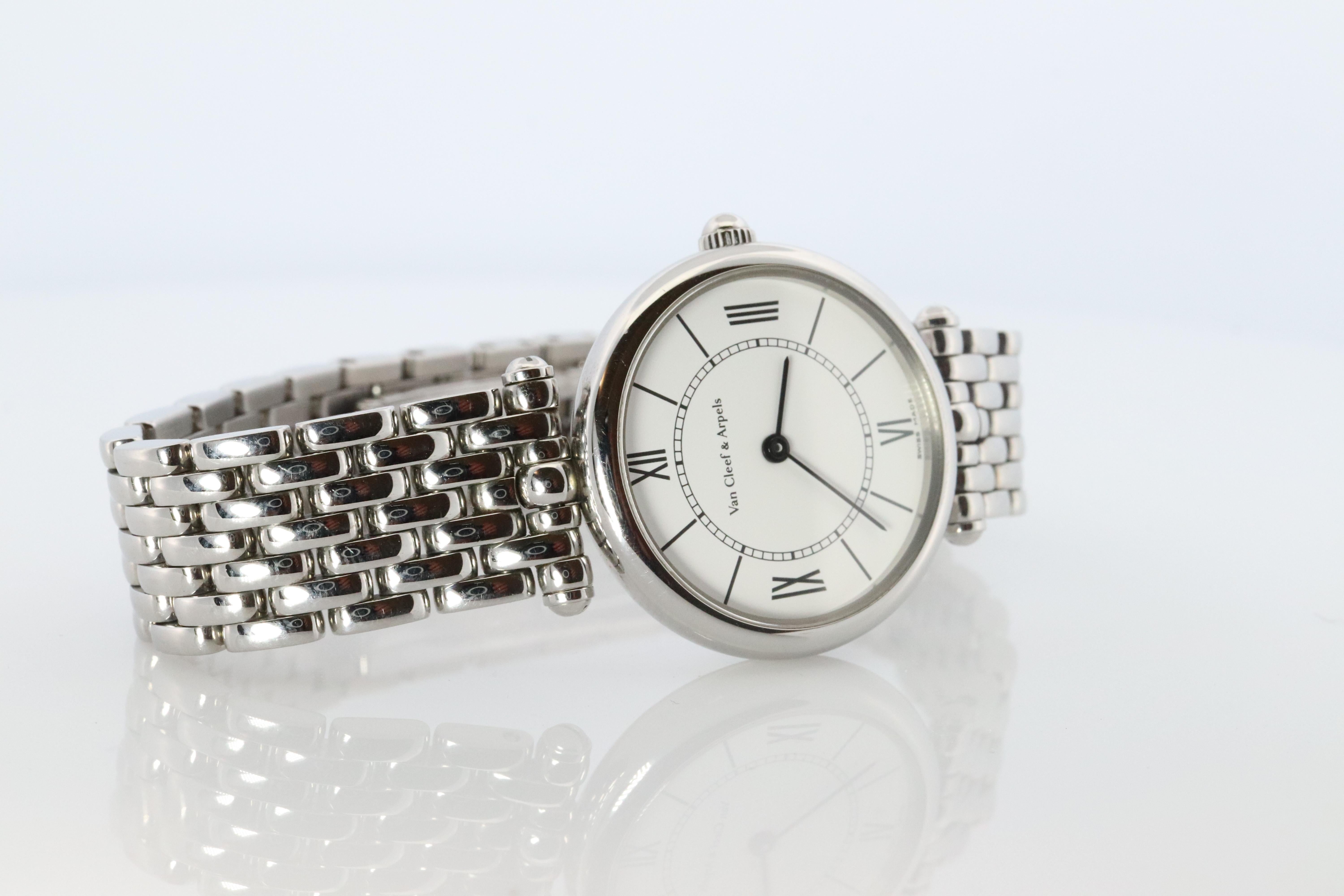 Echte Van Cleef & Arpels Uhr
La Collection'S Rund
Ref HH4584

Gehäuse und Armband aus Edelstahl

Zustand: Ausgezeichneter Condit
Neue Batterie installiert.

Einzelheiten:

25mm rundes Gehäuse
6,5 Zoll Handgelenk. .