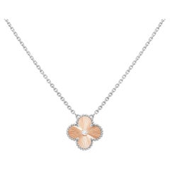 Van Cleef and Arpels Pendentif de vacances Alhambra 2024 en guilloché