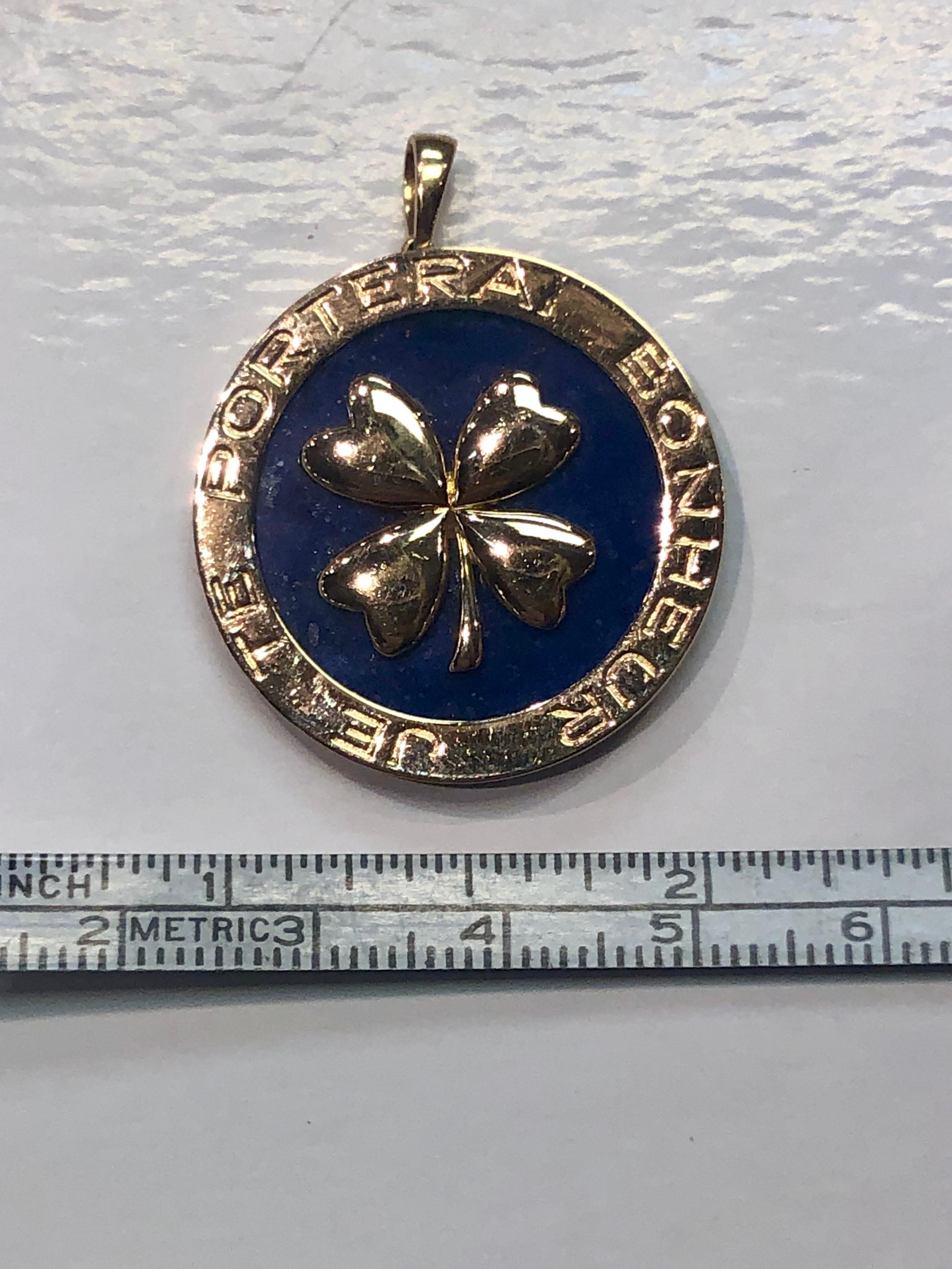 Van Cleef and Arpels JE TE PORTERAI BONHEUR Lapis Lazuli Charm Four Leaf Clover In Excellent Condition In New York, NY