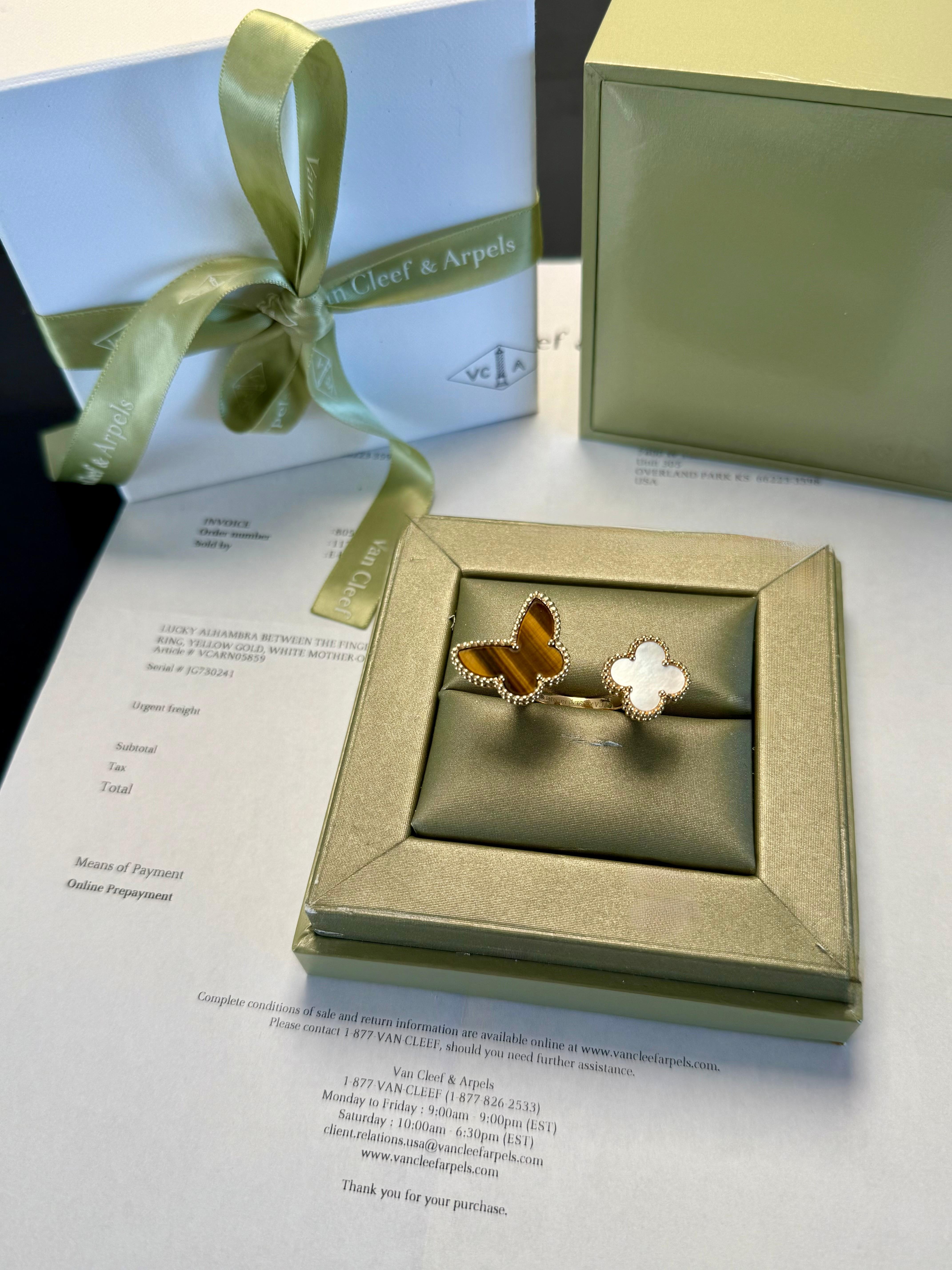 Van Cleef und Arpels
Der Ring zwischen den Fingern
Gelbgold 18k
Weißes Perlmutt und Tigerauge
Größe 59
Seriennummer jg730241
Gütesiegel VCA und andere Kennzeichnungen
Kommt mit grüner Van Cleef-Box 
vca-Empfangsbescheinigung vom März 2025