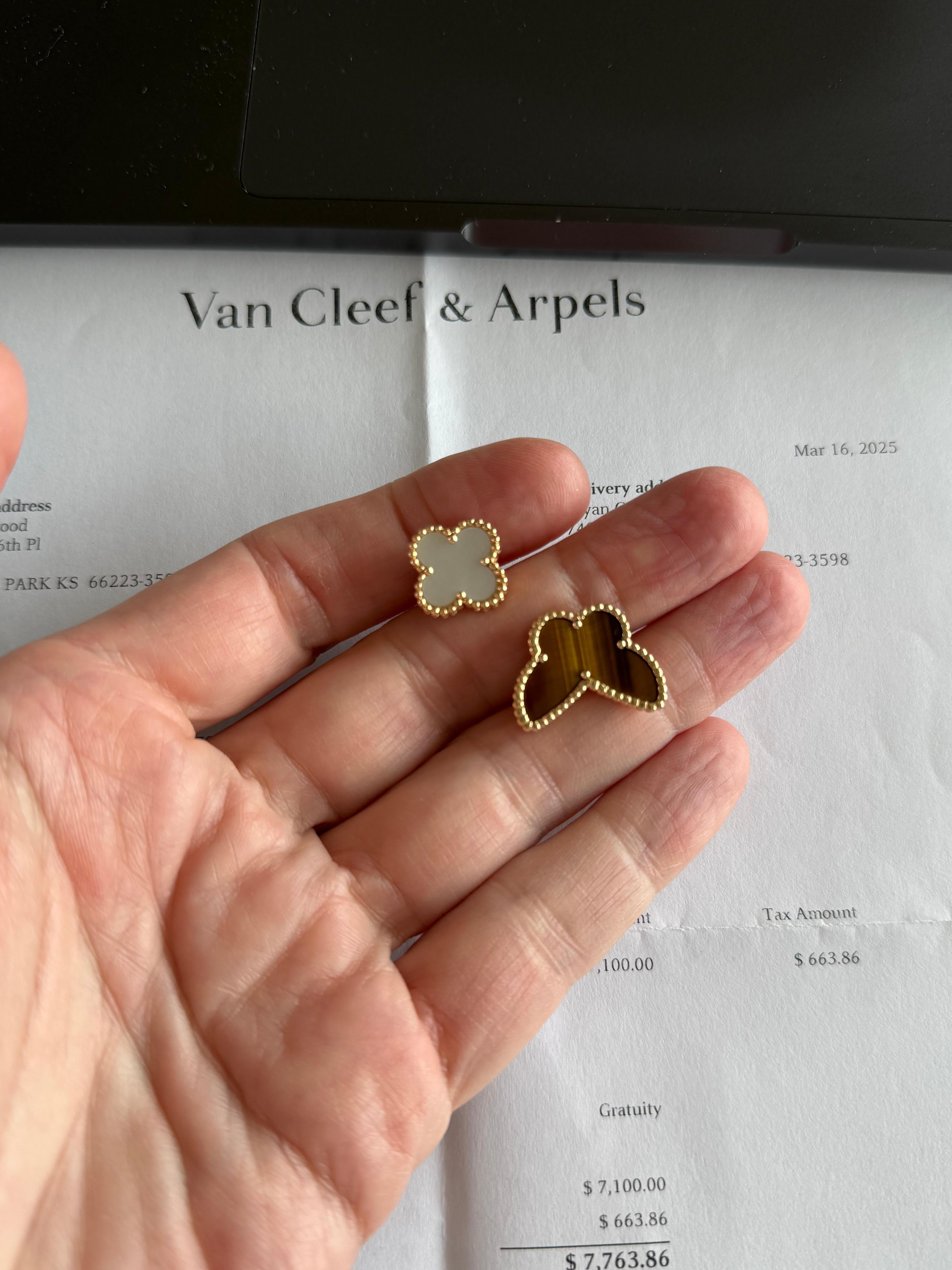 Van Cleef & Arpels Lucky Springs Ring zwischen den Fingern im Angebot 3
