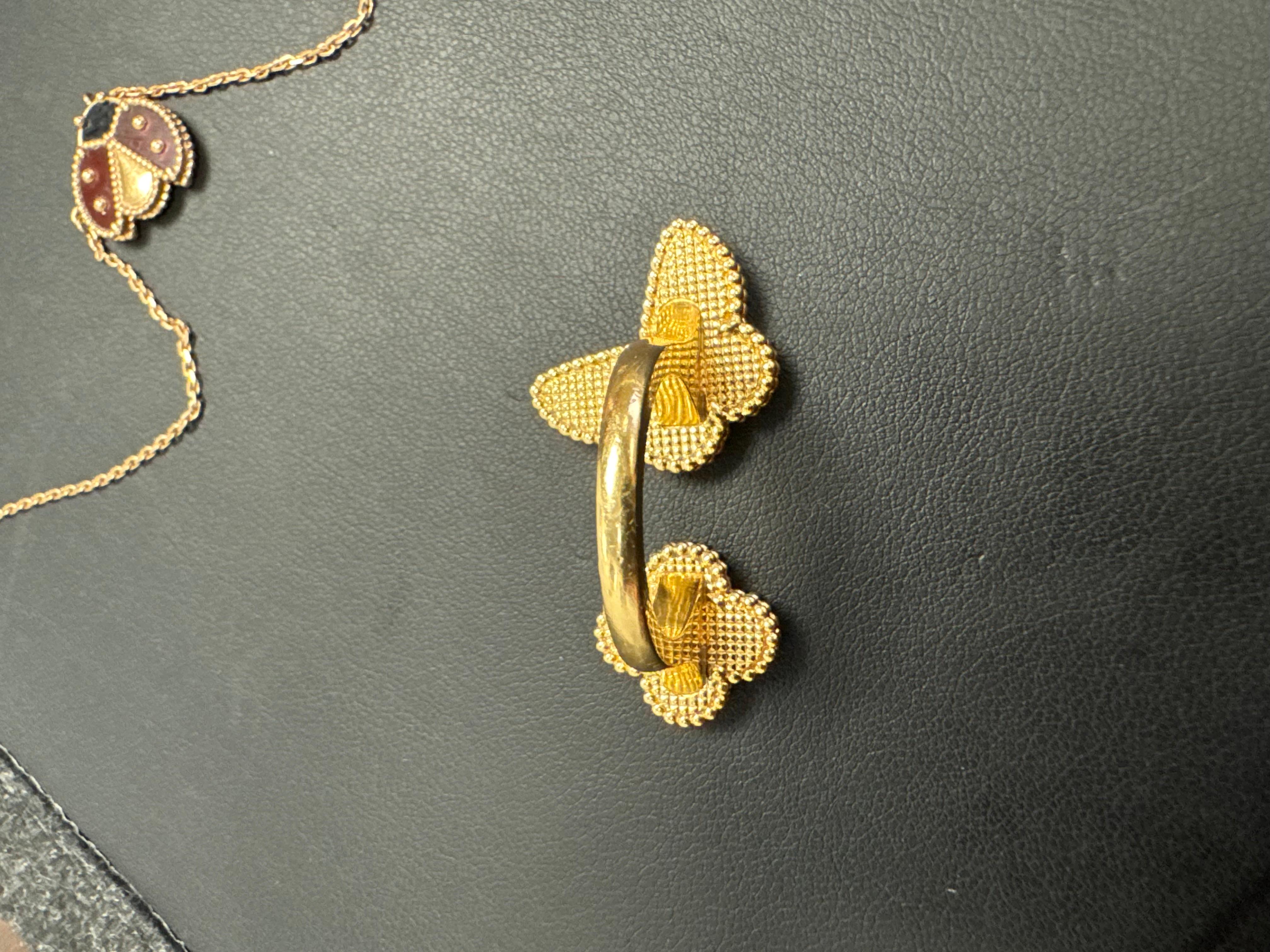 Van Cleef & Arpels Lucky Springs Ring zwischen den Fingern im Angebot 4