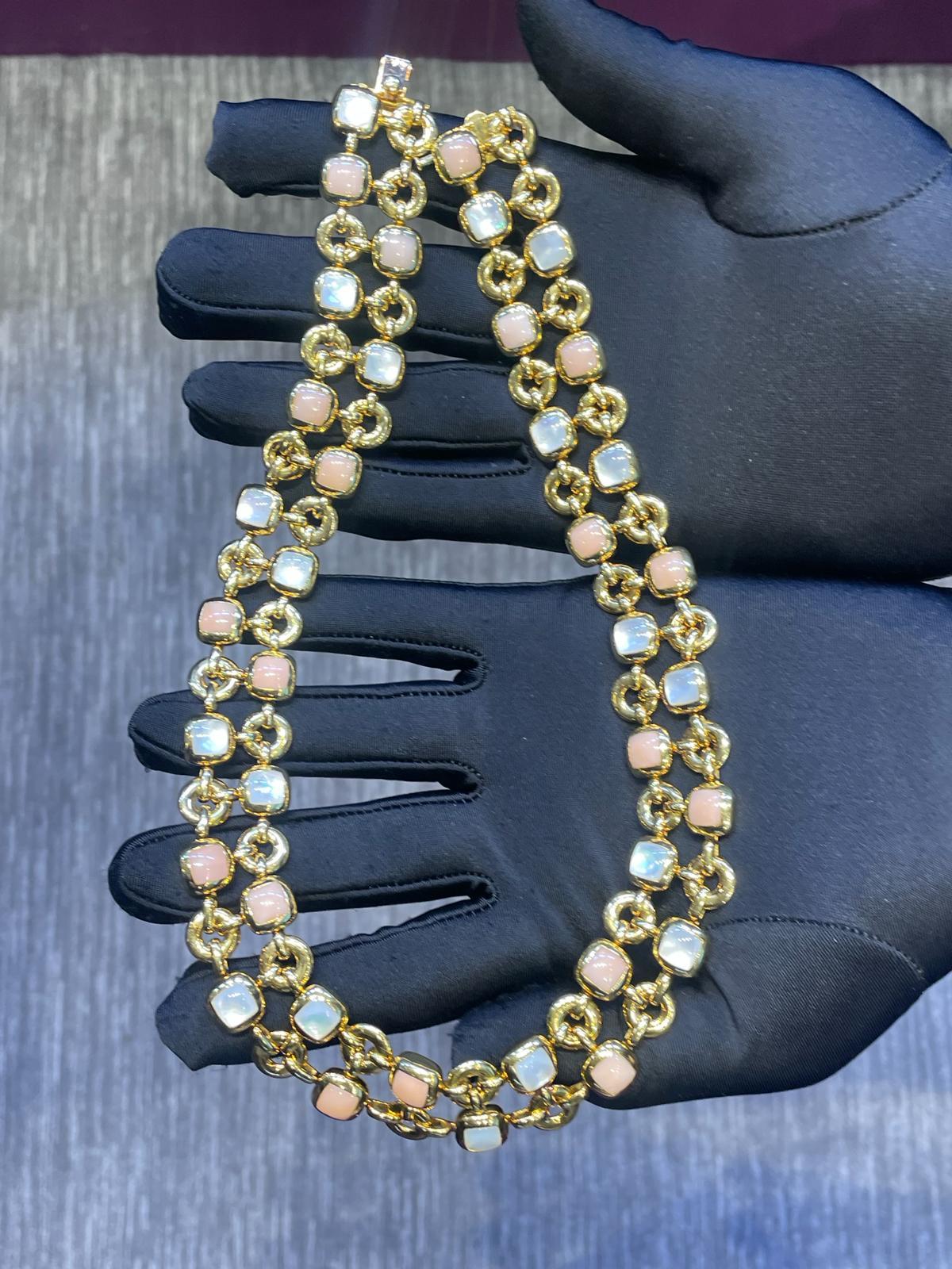 Van Cleef and Arpels Halskette aus Gold mit Perlmutt und Koralle  im Zustand „Hervorragend“ im Angebot in New York, NY