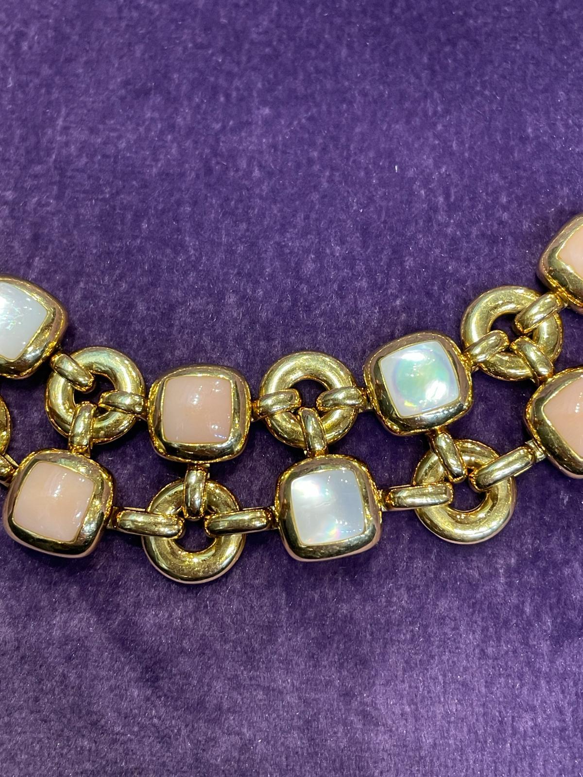 Van Cleef and Arpels Halskette aus Gold mit Perlmutt und Koralle  im Angebot 2