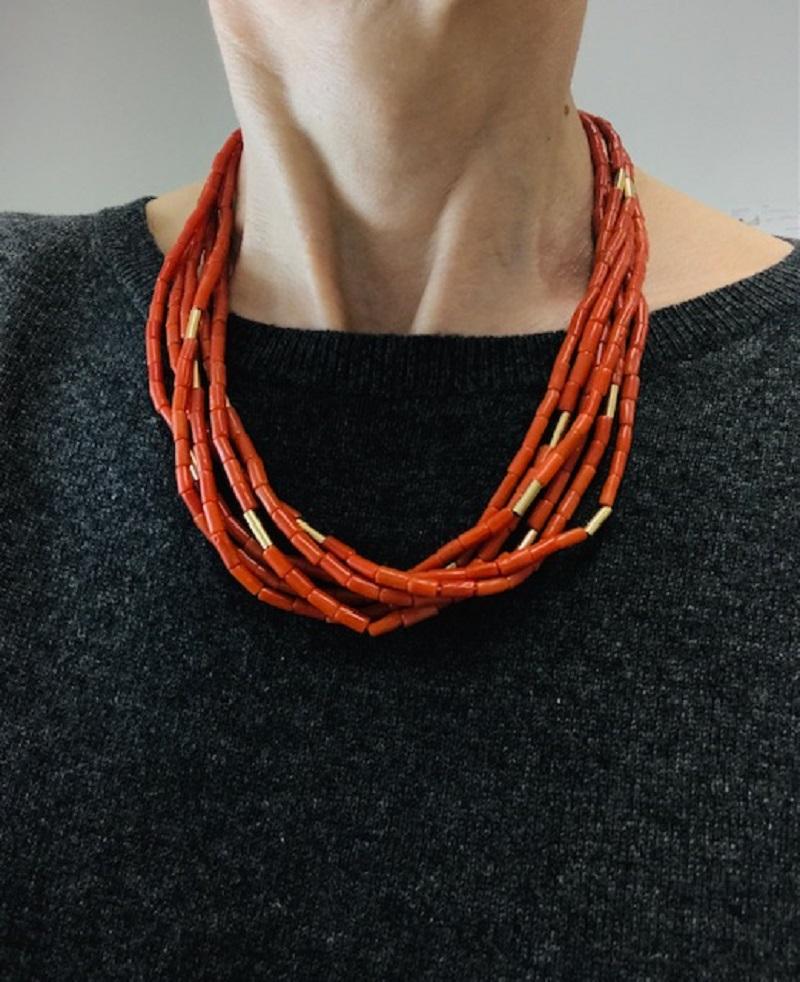 Collier vintage Van Cleef & Arpels composé de plusieurs rangs de perles tubulaires en corail et or. 
Le corail a un fini mat naturel et une teinte rouge distincte qui lui confère une qualité terreuse. Des accents cylindriques en or jaune 14k poli