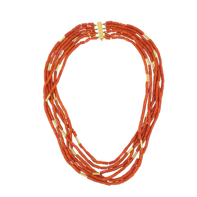 Van Cleef and Arpels Collier multibrins perles de corail en or 14 carats Excellent état - En vente à Beverly Hills, CA