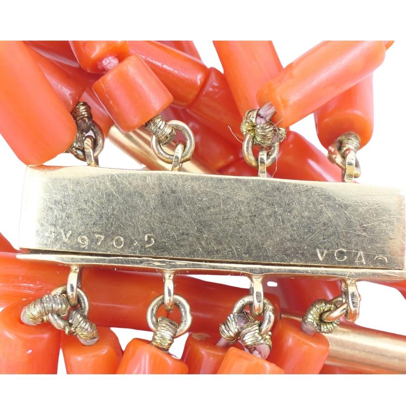 Van Cleef and Arpels Collier multibrins perles de corail en or 14 carats en vente 2