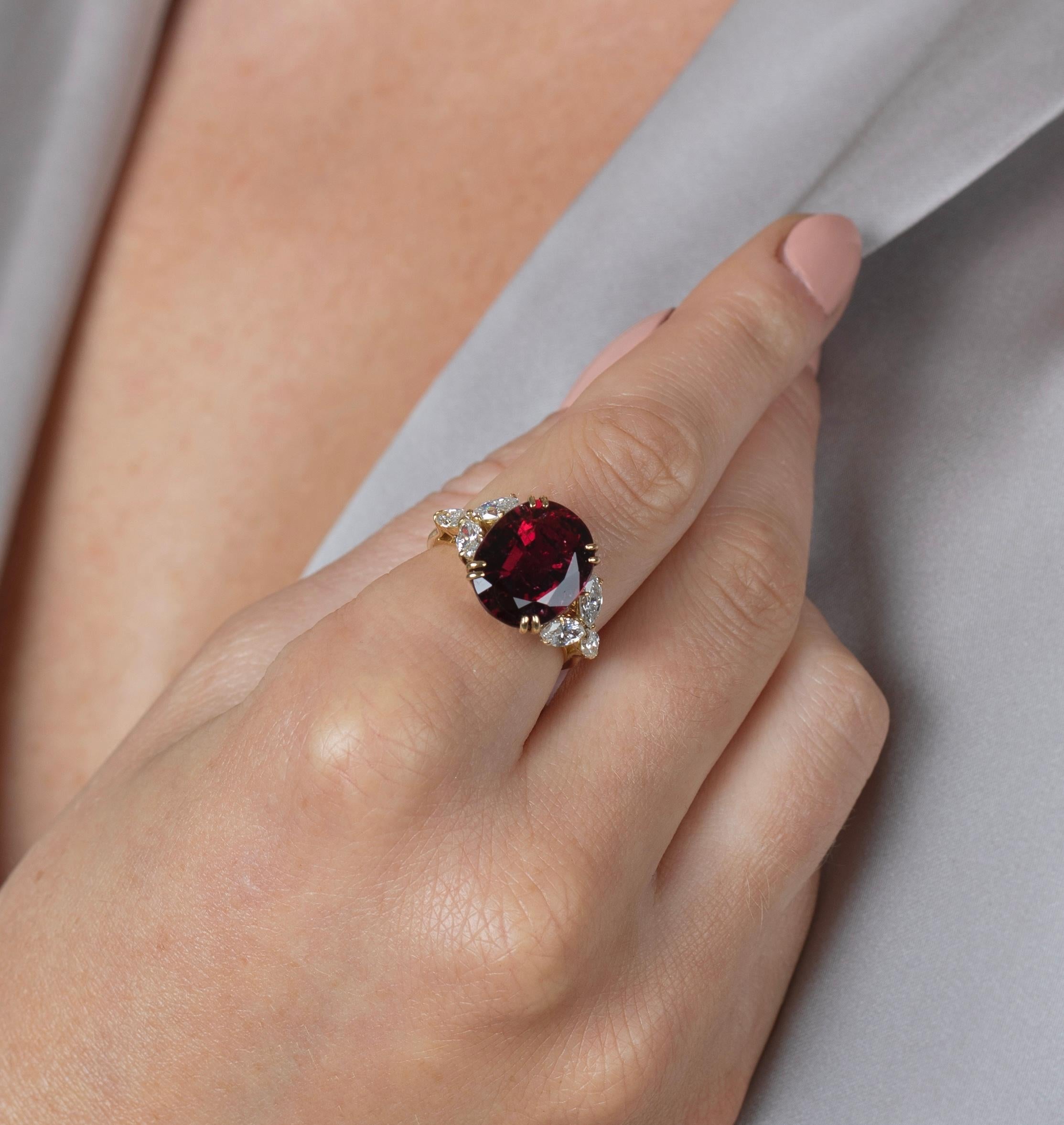 Van Cleef and Arpels No Heat Oval-Cut Ruby 18k Yellow Gold GRS Certified Ring In Excellent Condition For Sale In Miami, FL
