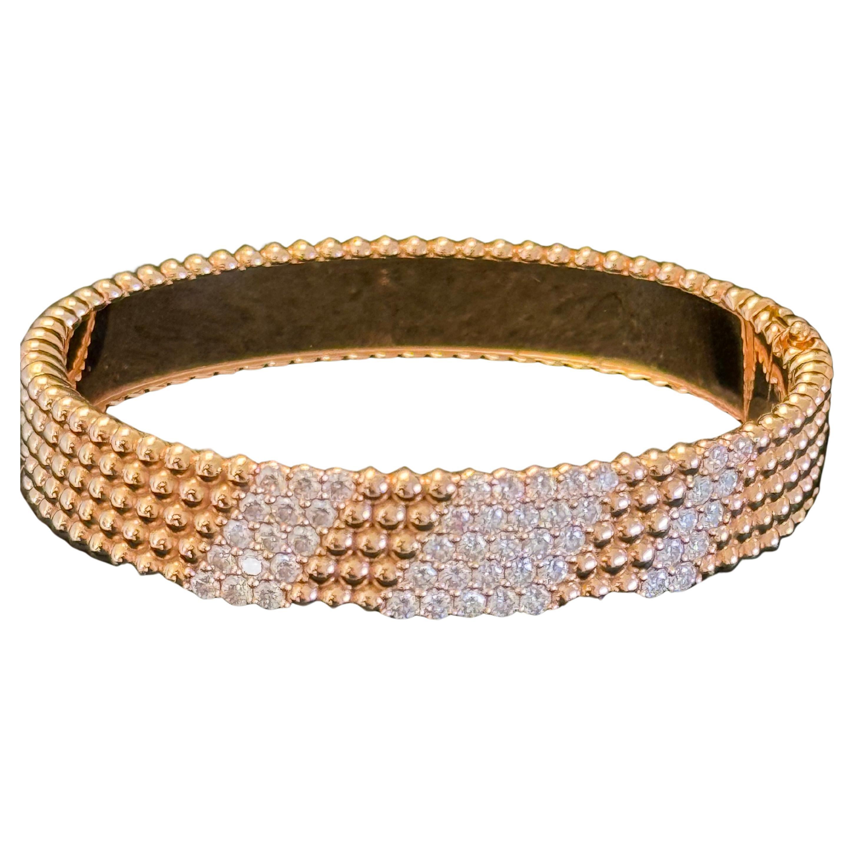 VCA 
Van Cleef et Arpels
Bracelet en diamant Perlee
5 rangs 
Or rose
Petit modèle 16 CM
ref:vcarpgz600
Numéro de série JG24972
Complet avec les clients copie du reçu daté de 2024
Il est également accompagné de sa boîte de rangement d'origine, de la