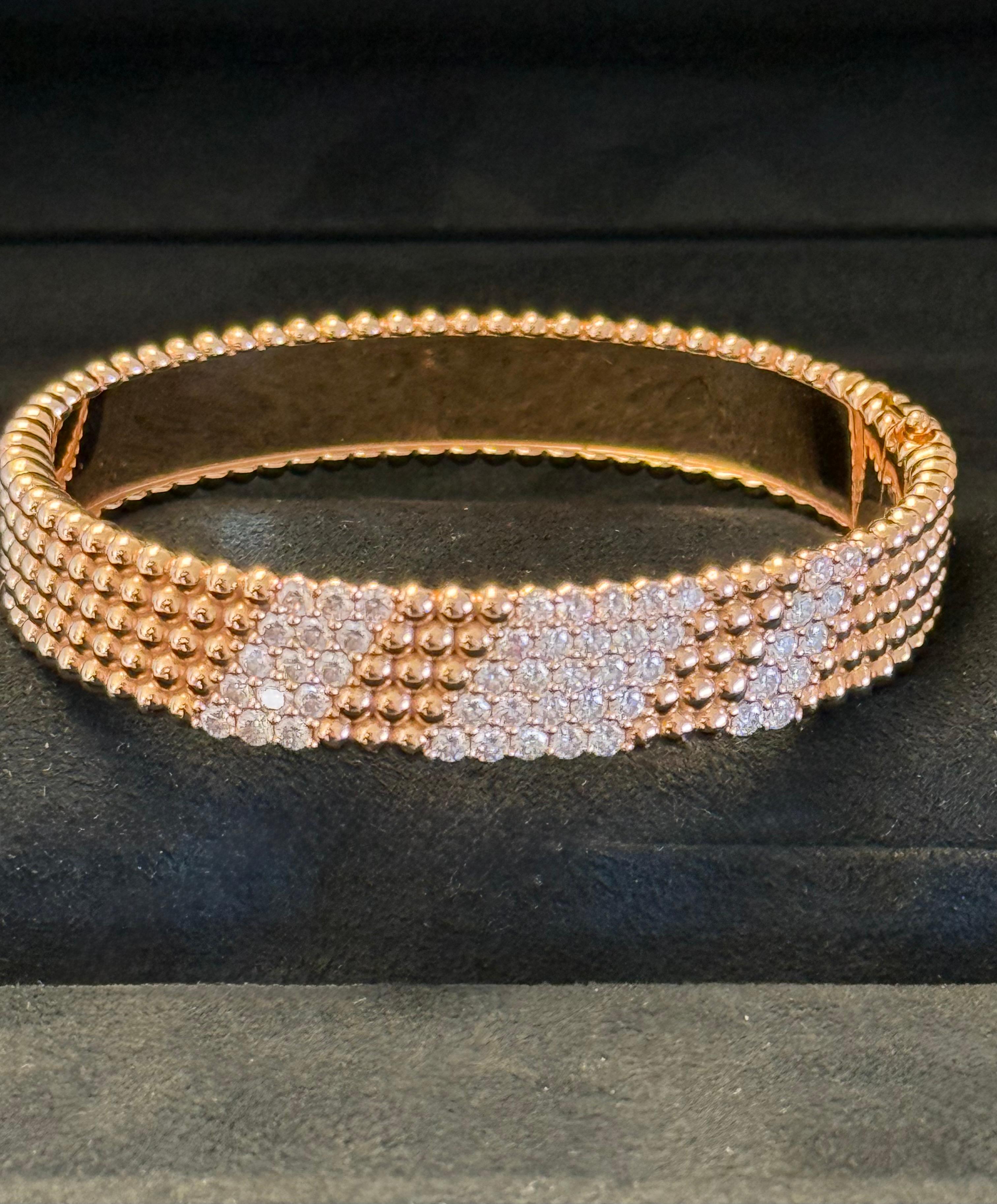 Taille brillant Van Cleef & Arpels Bracelet à diamants Perlee en vente