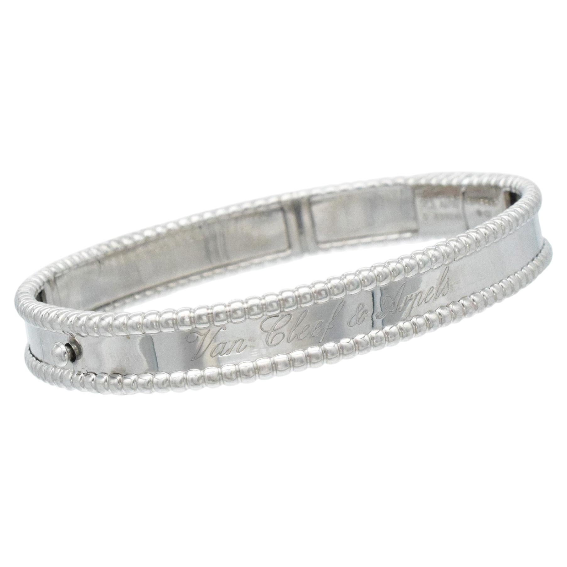 Bracciale rigido Perlee in oro bianco di Van Cleef & Arpels.