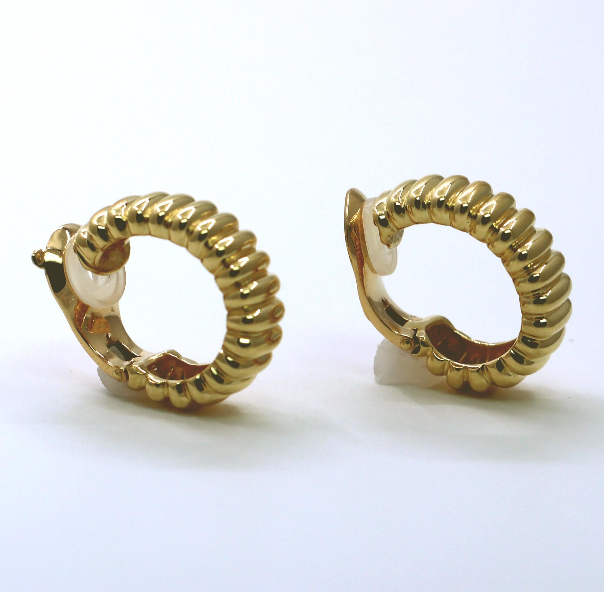 Van Cleef & Arpels Ribbed Gold Hoop Earrings In Good Condition In Palm Beach, FL