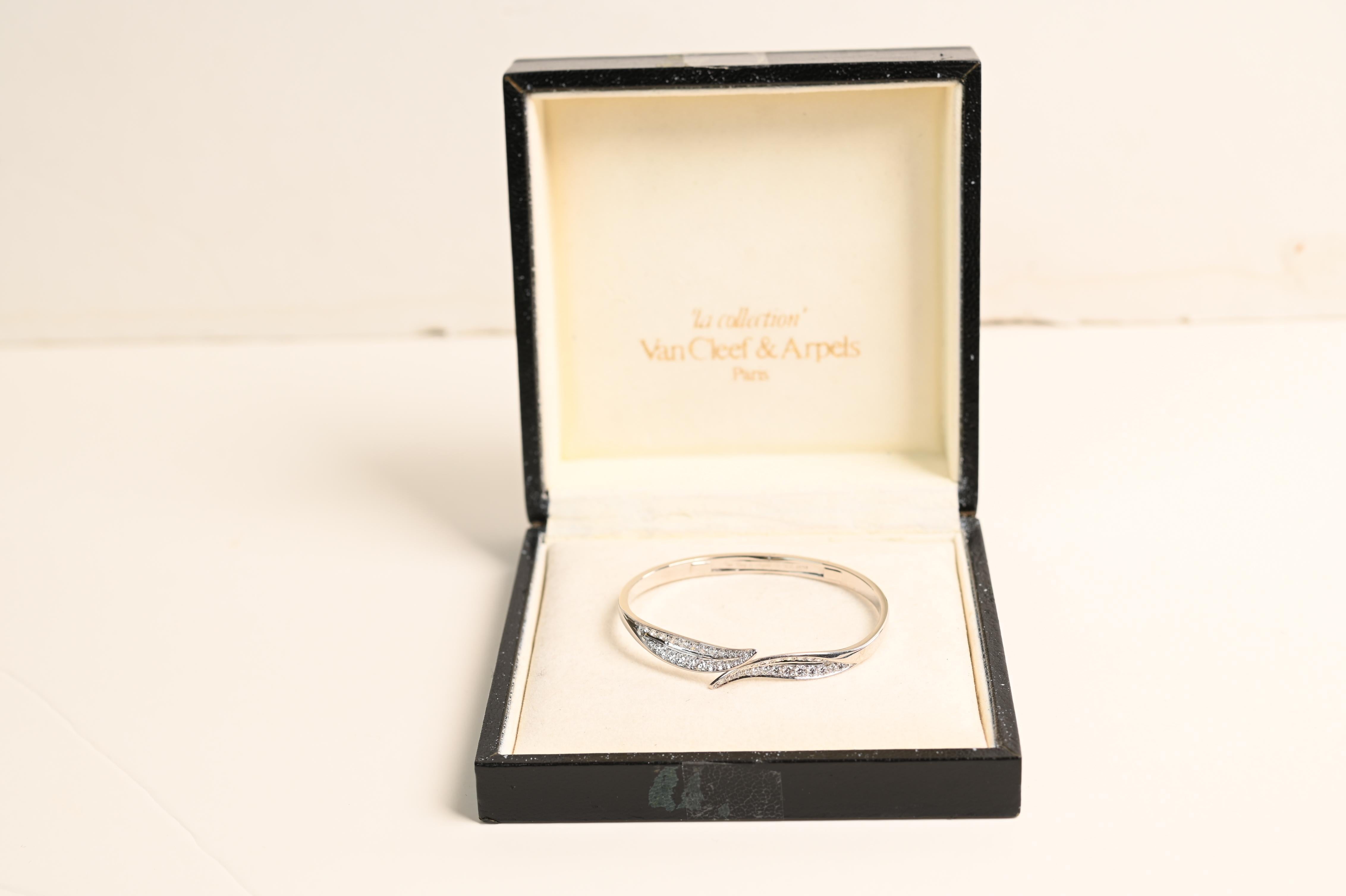 Art Deco Van Cleef and Arpels Round Brilliant Cut Diamonds Leaf Bangle, E Color, Platinum For Sale
