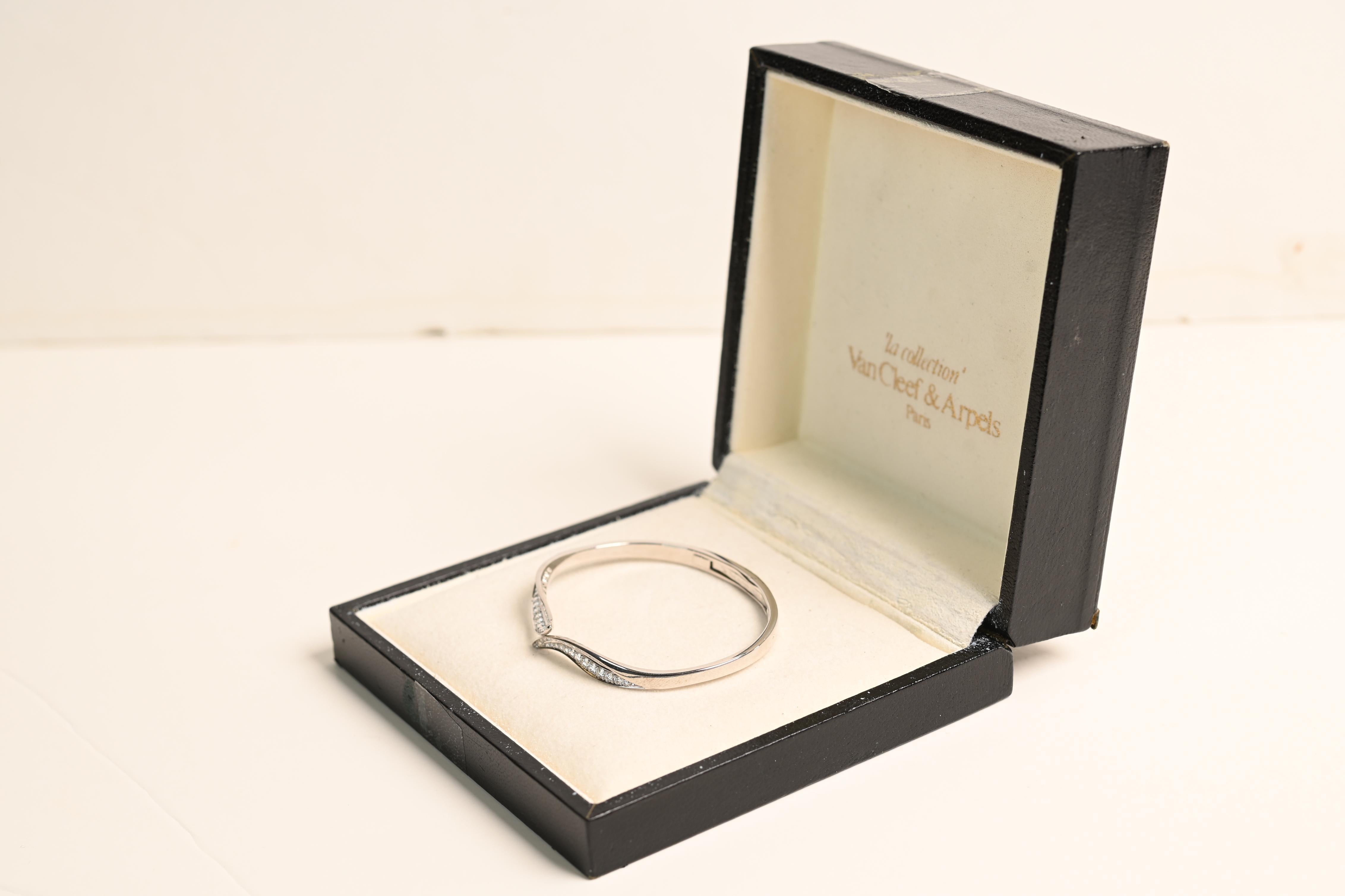 Round Cut Van Cleef and Arpels Round Brilliant Cut Diamonds Leaf Bangle, E Color, Platinum For Sale