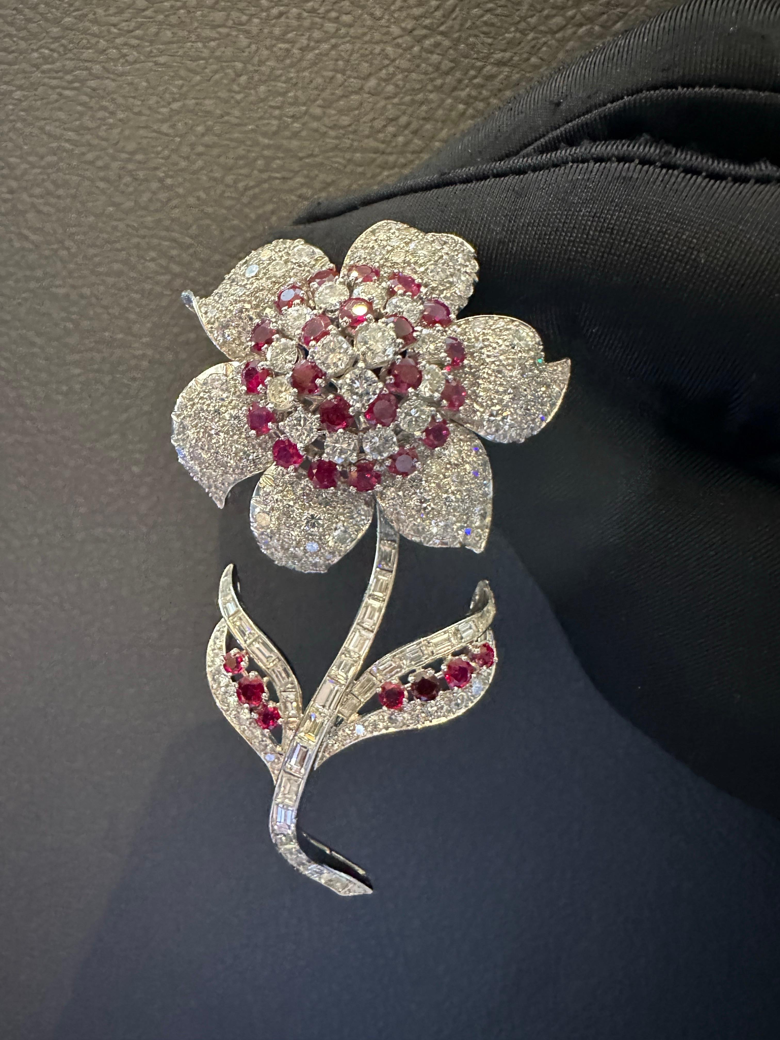 Spilla a fiore con rubino e diamanti Van Cleef & Arpels

Una spilla floreale con diamanti a taglio rotondo e rubini e un gambo con diamanti a taglio baguette.

Lunghezza approssimativa: 3,13 pollici
Peso approssimativo dei diamanti: 14.70