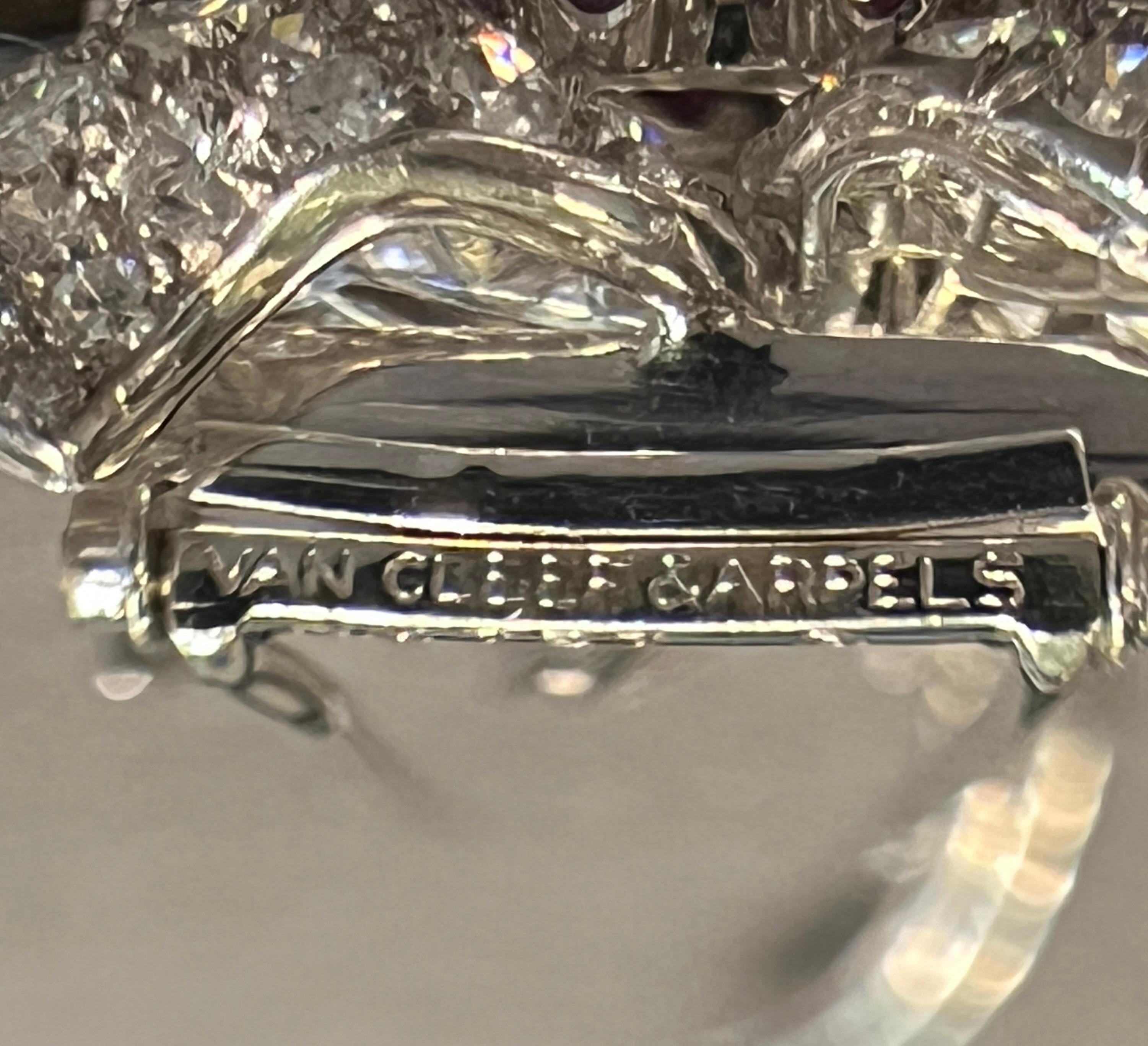 Taglio misto Spilla a fiore con rubino e diamanti Van Cleef & Arpels in vendita