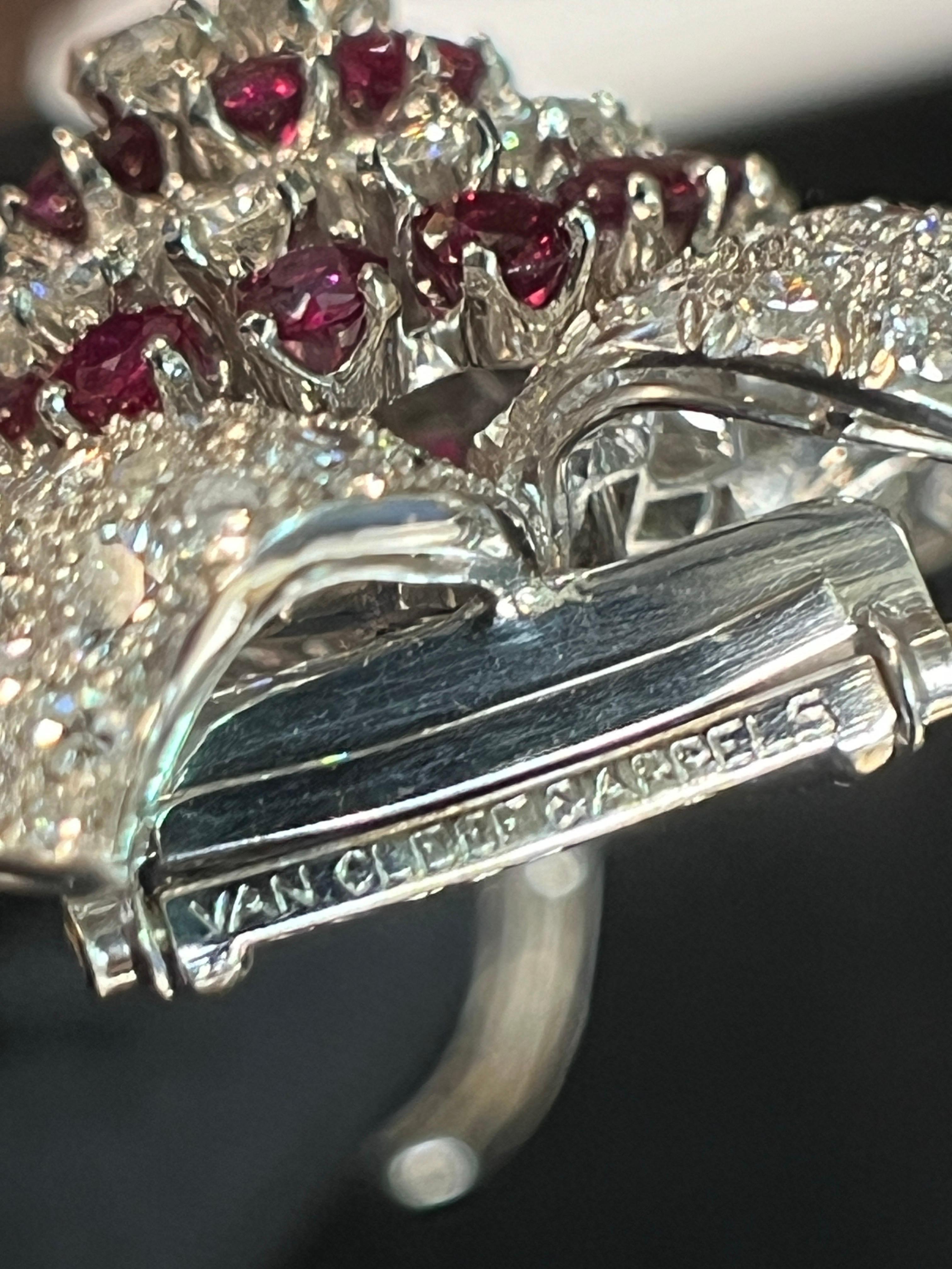Spilla a fiore con rubino e diamanti Van Cleef & Arpels In condizioni ottime in vendita a New York, NY