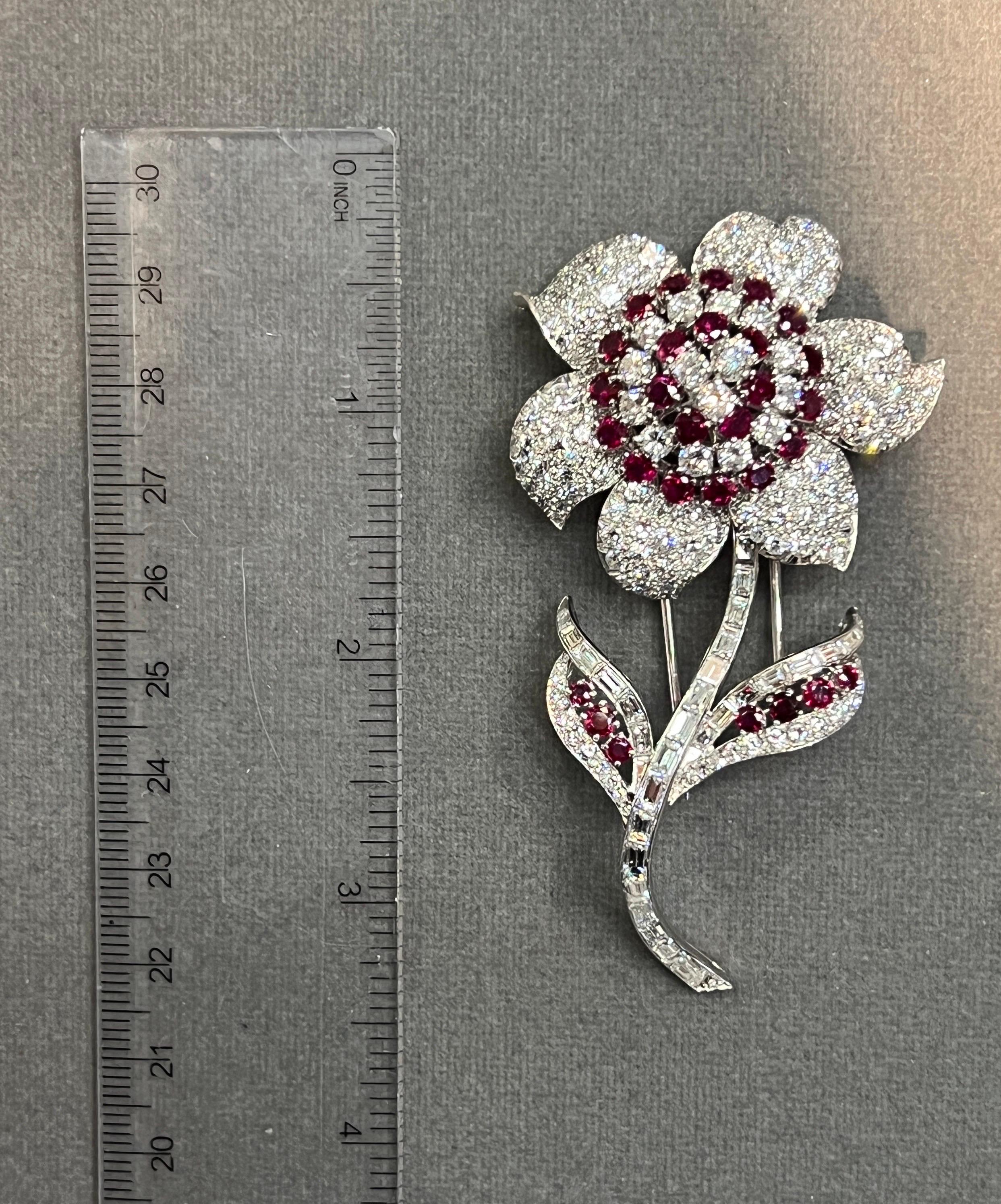 Donna Spilla a fiore con rubino e diamanti Van Cleef & Arpels in vendita