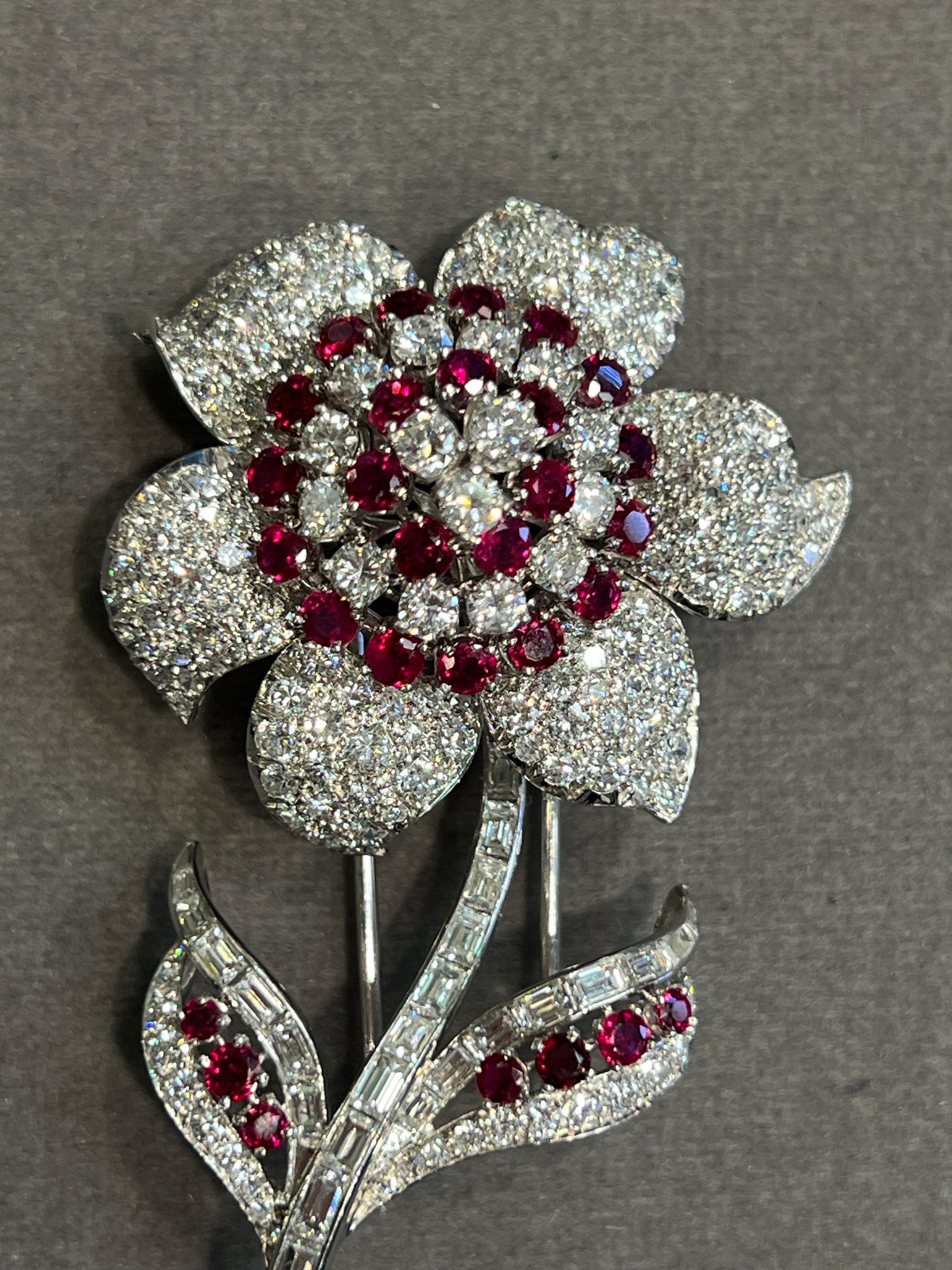 Spilla a fiore con rubino e diamanti Van Cleef & Arpels in vendita 1