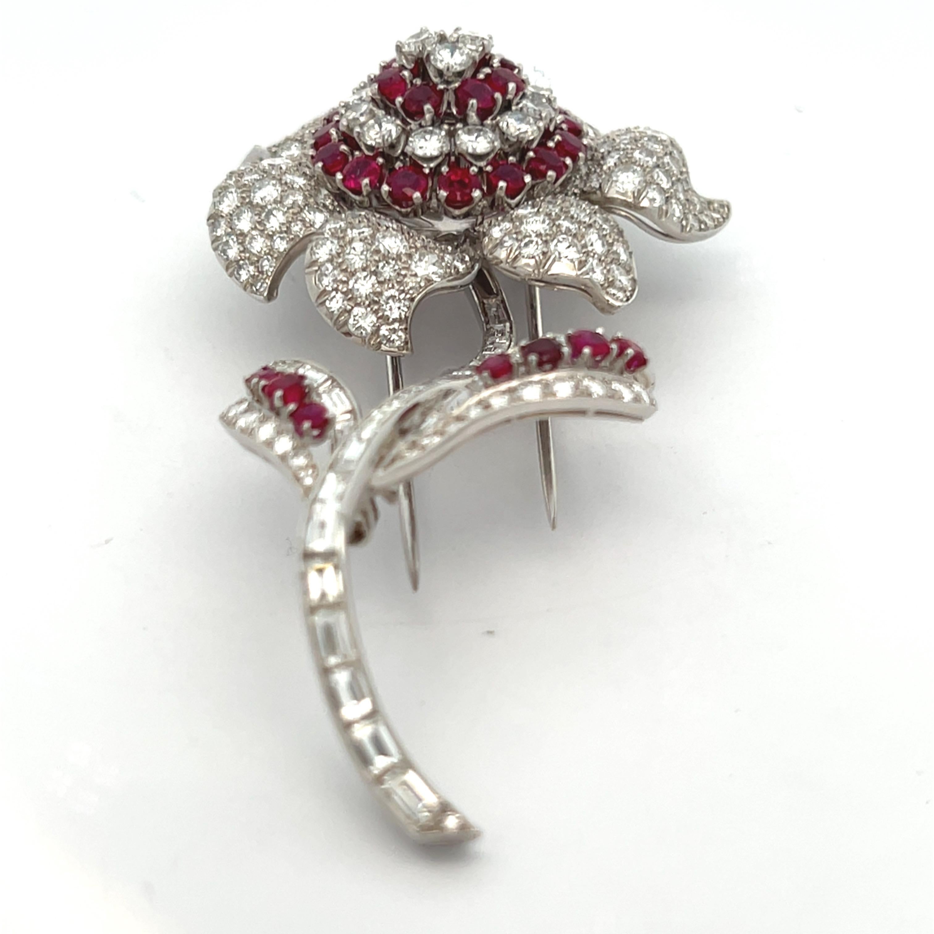 Spilla a fiore con rubino e diamanti Van Cleef & Arpels in vendita 2