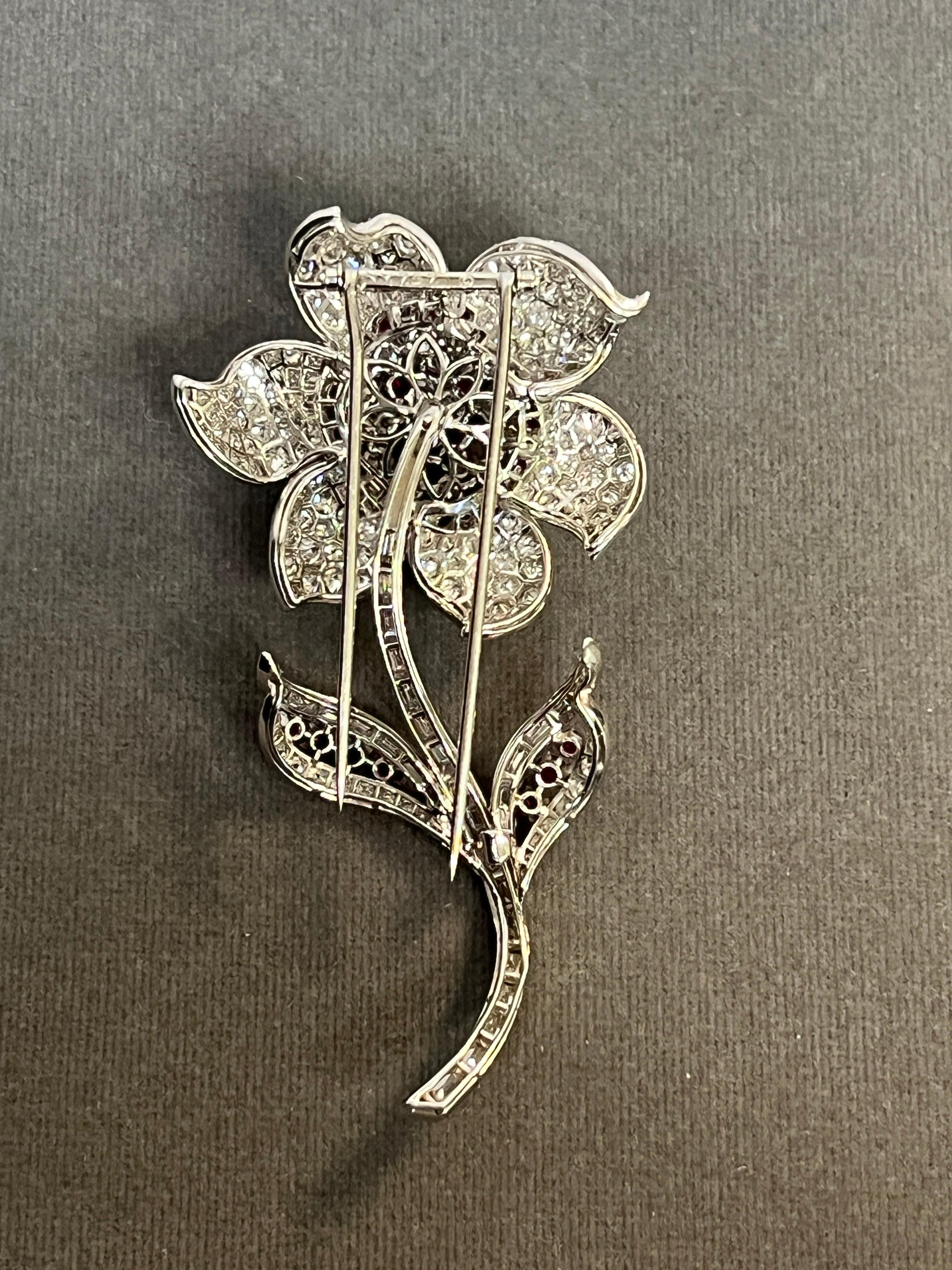Spilla a fiore con rubino e diamanti Van Cleef & Arpels in vendita 3