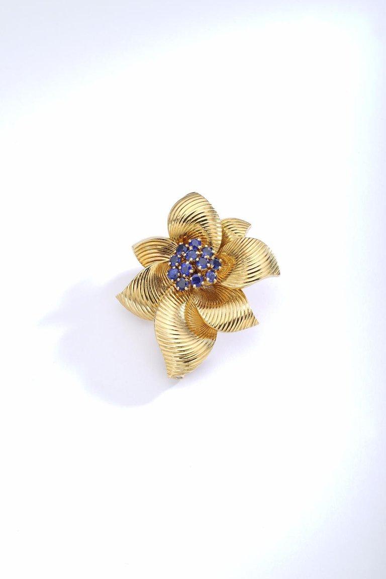 Van Cleef and Arpels Sapphire and yellow Gold Flower Brooch.
Signed, numbered and marked.
Made in France.
Circa 1970.