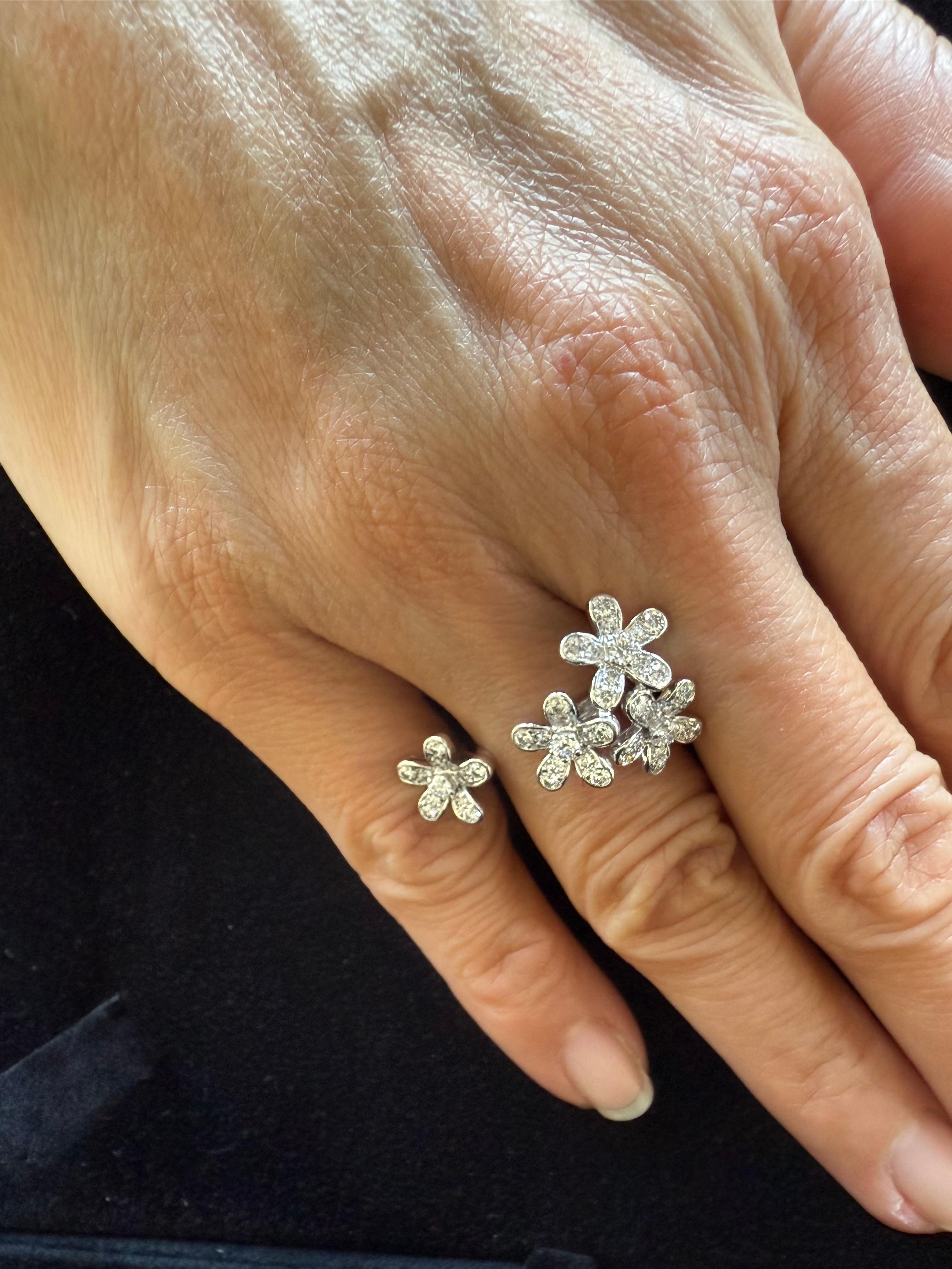 Van Cleef & Appels Bague Socrate entre les doigts Or blanc.
Complet avec boîtes et certificat d'authenticité.
Bague Socrate entre les doigts, or blanc rhodié 18K, diamants ronds ; qualité du diamant DEF, IF à VVS. Diamant : 44 pierres, 0,88 carat