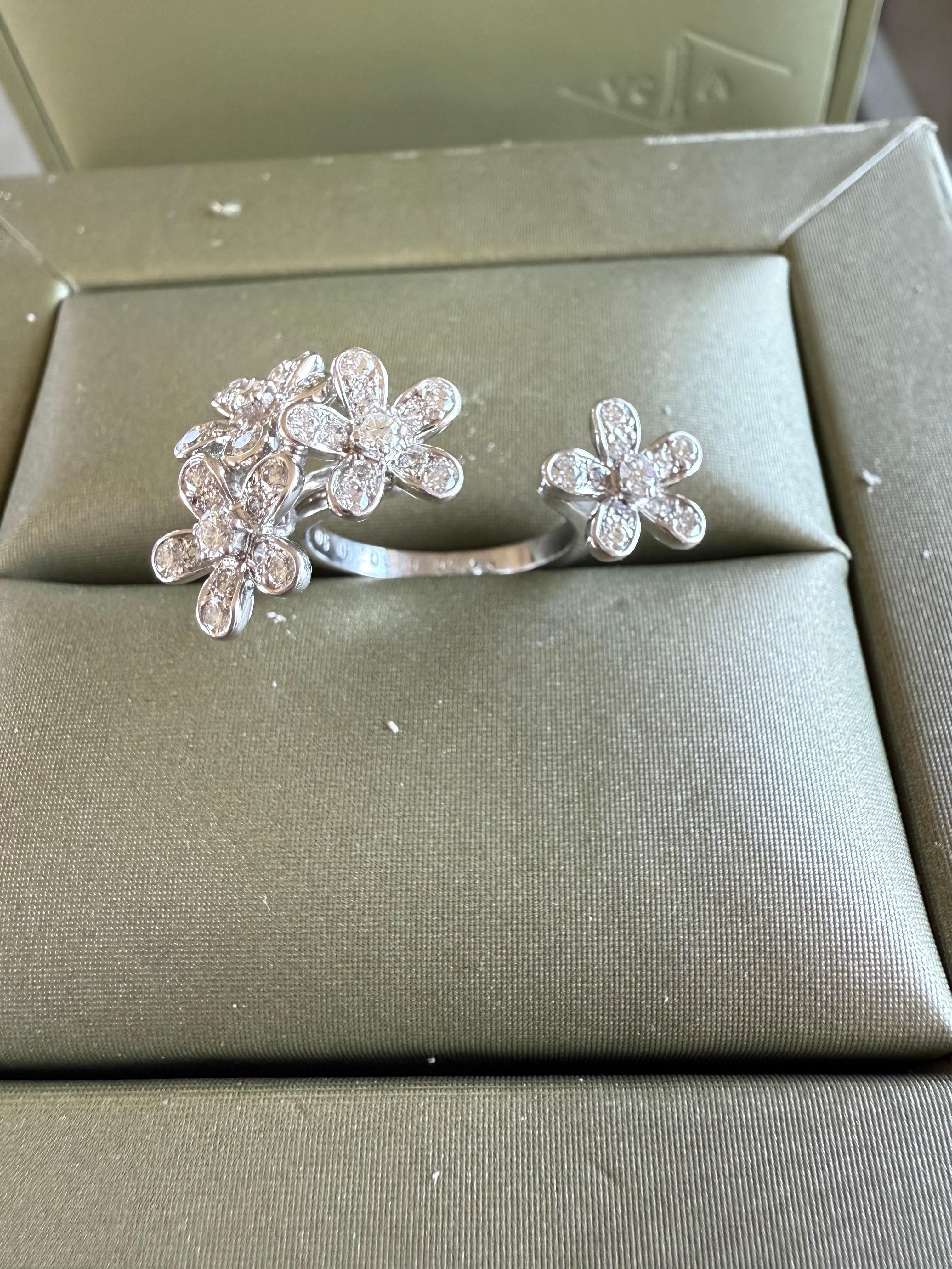 Van Cleef and Arpels Socrate entre les doigts en vente 1