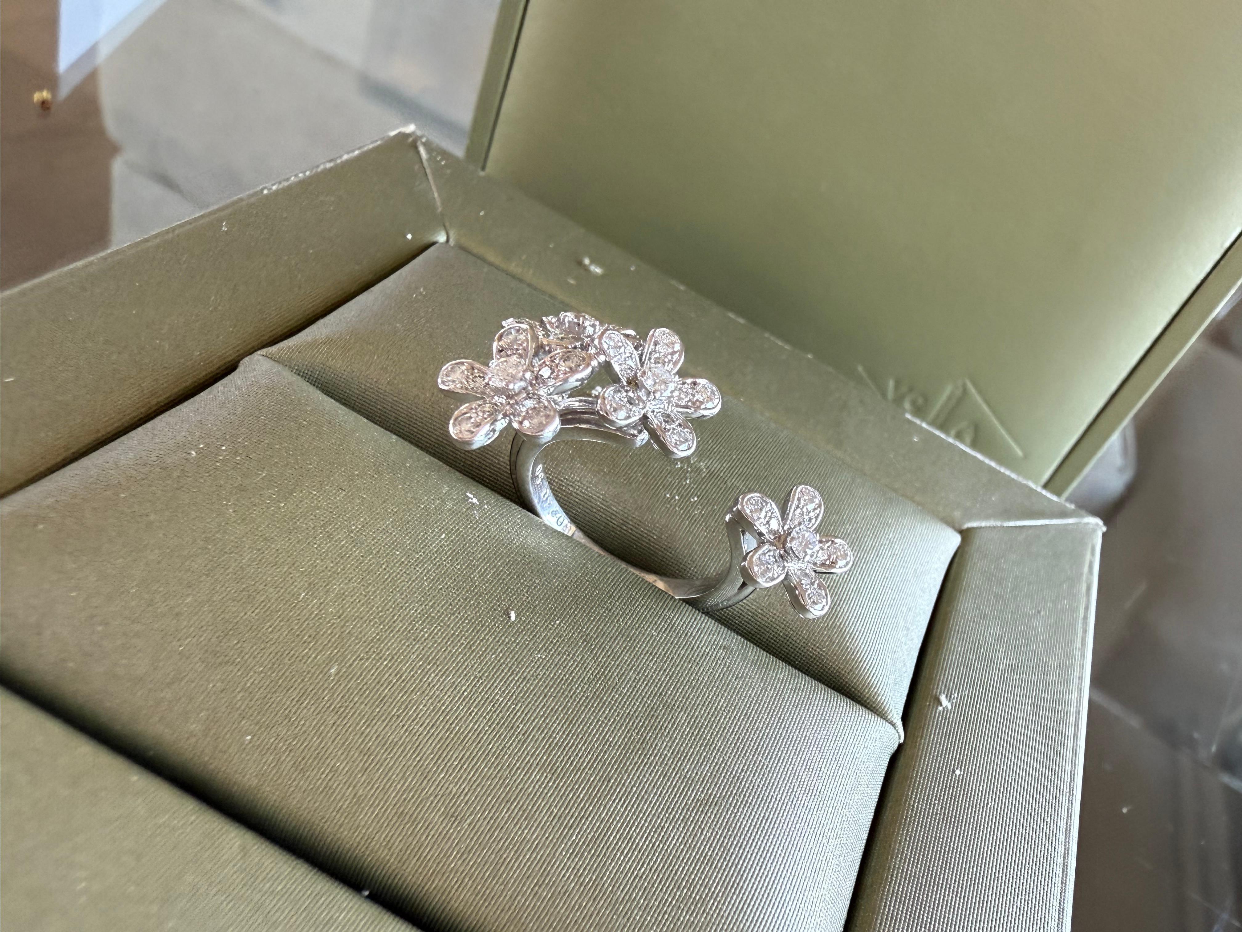 Van Cleef and Arpels Socrate entre les doigts en vente 2