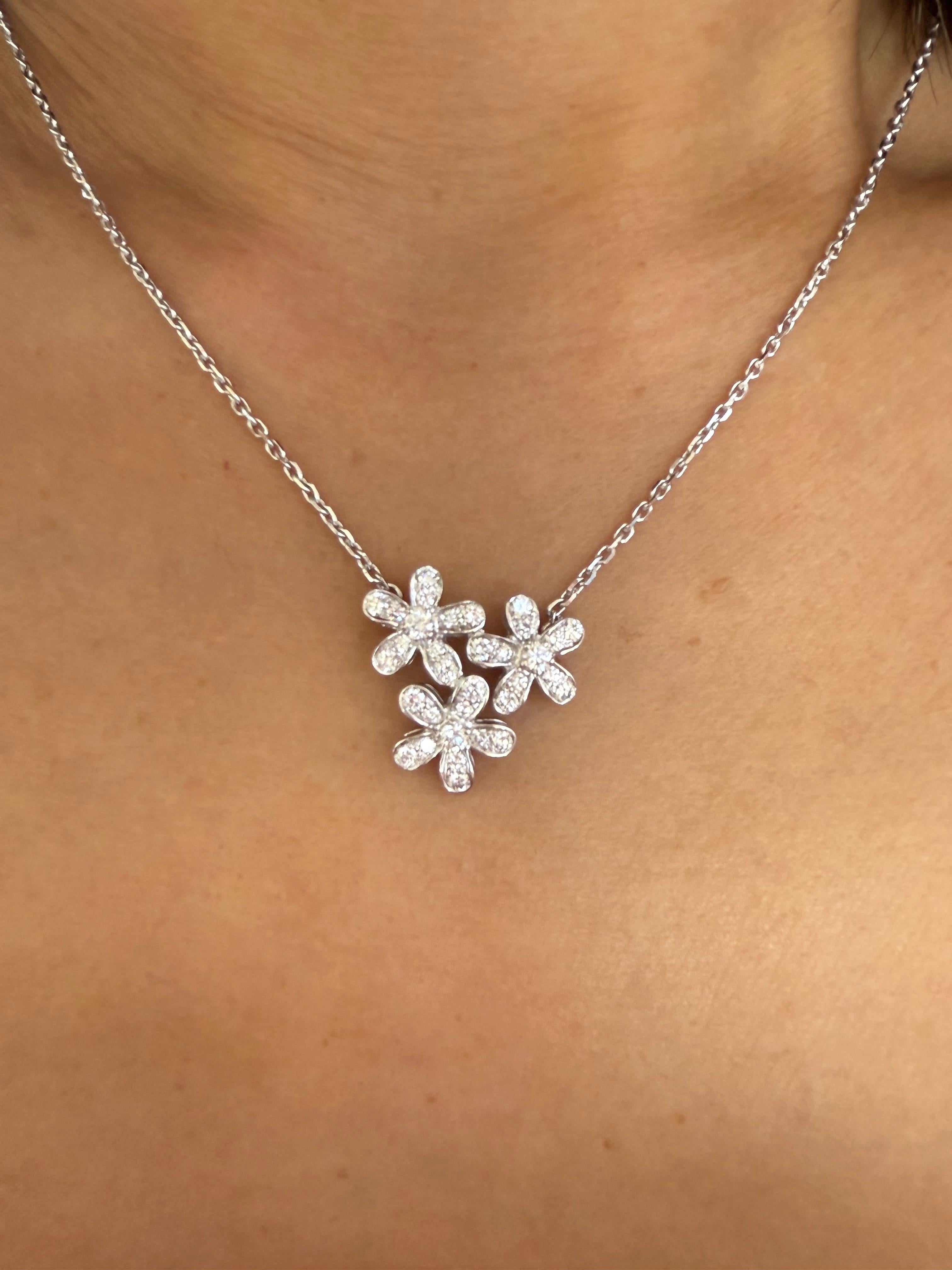 Van Cleef & Arpels
Pendente Socrate, 3 fiori, oro bianco rodiato 18K, diamanti rotondi; qualità dei diamanti DEF, IF to VVS.
Il ciondolo è attaccato alla catena della collana 
Diamante: 44 pietre, 0,91 carati
Chiusura nascosta in oro bianco 18