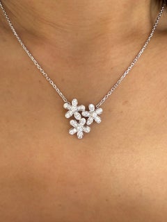 Van Cleef and Arpels Socrate pendant, 3 flowers White Gold Necklace