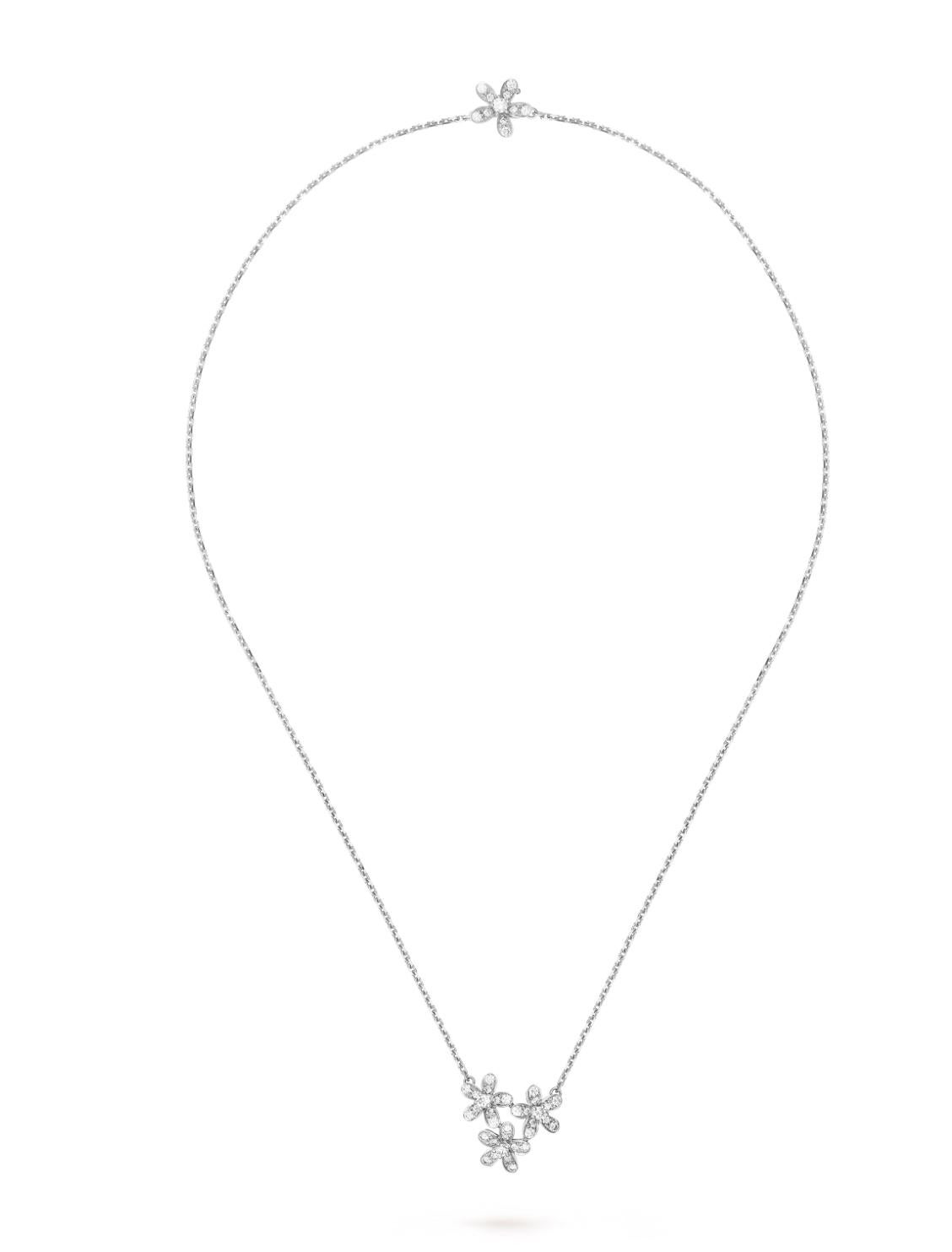 Taglio brillante Ciondolo Van Cleef & Arpels Socrate, Collana a 3 fiori in oro bianco in vendita
