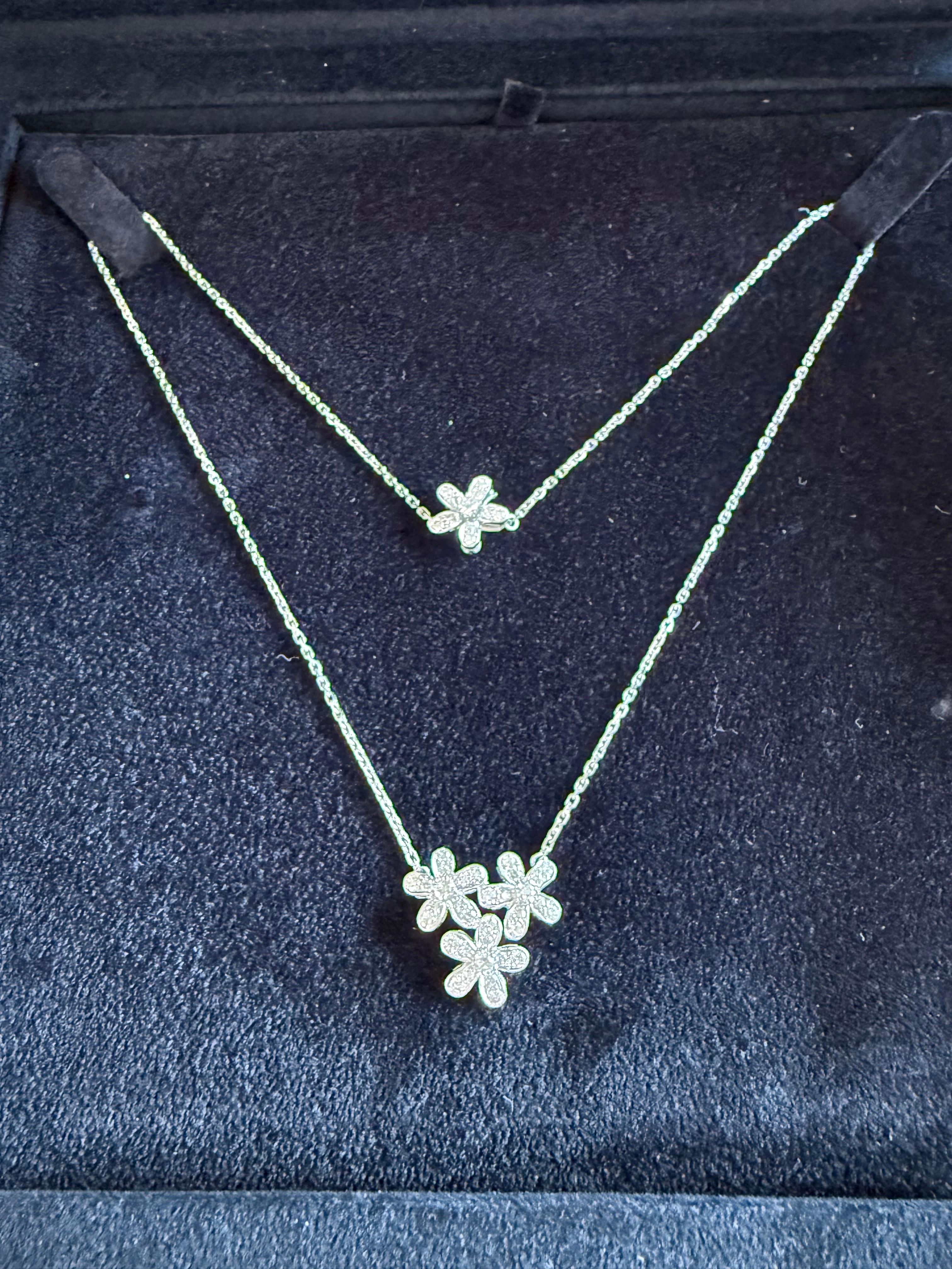 da uomo o donna Ciondolo Van Cleef & Arpels Socrate, Collana a 3 fiori in oro bianco in vendita