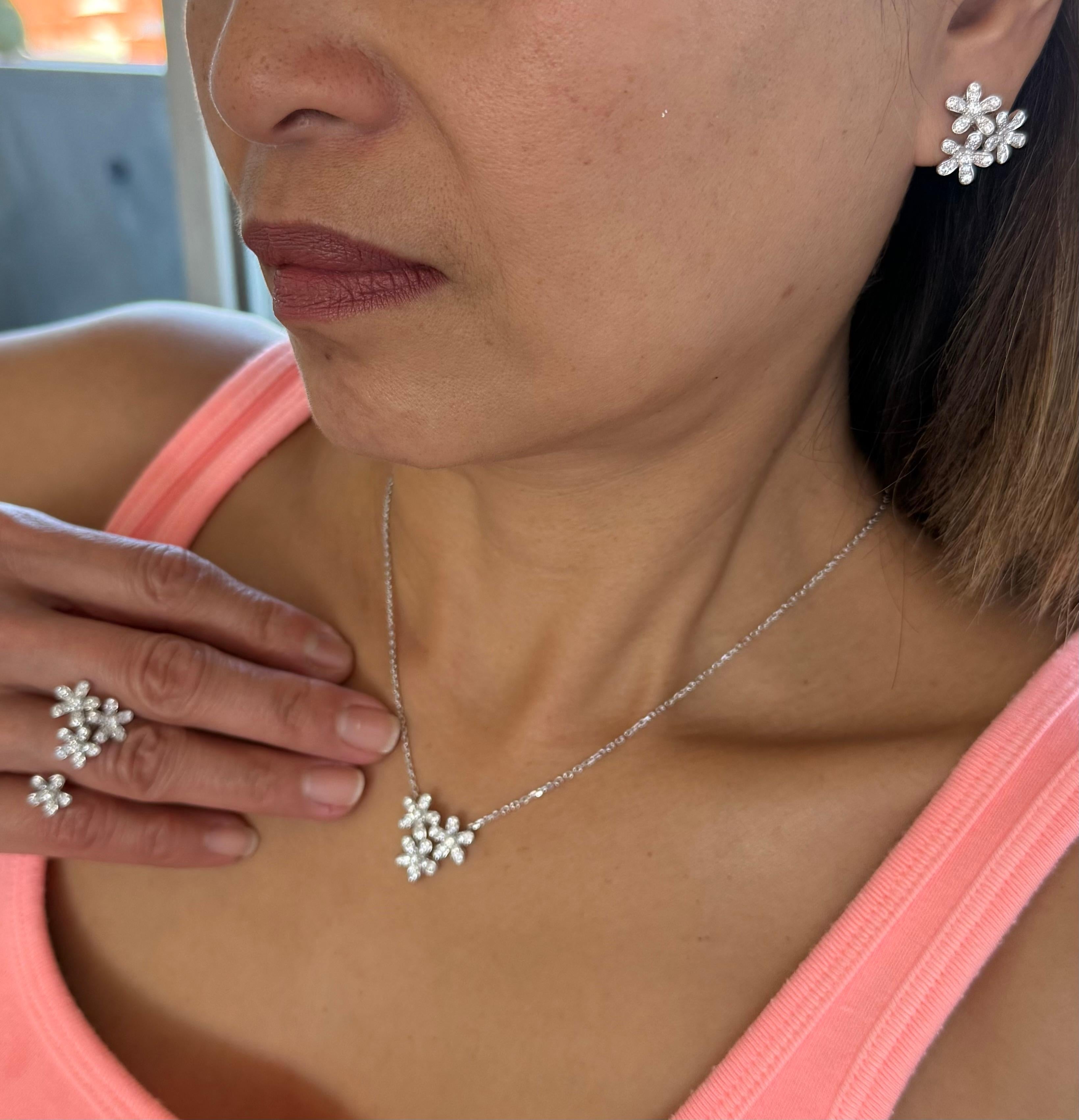 Ciondolo Van Cleef & Arpels Socrate, Collana a 3 fiori in oro bianco in vendita 1