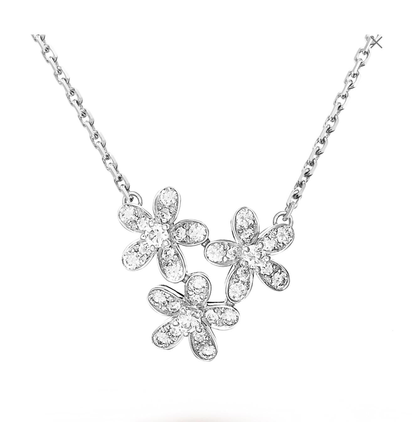 Ciondolo Van Cleef & Arpels Socrate, Collana a 3 fiori in oro bianco in vendita 2