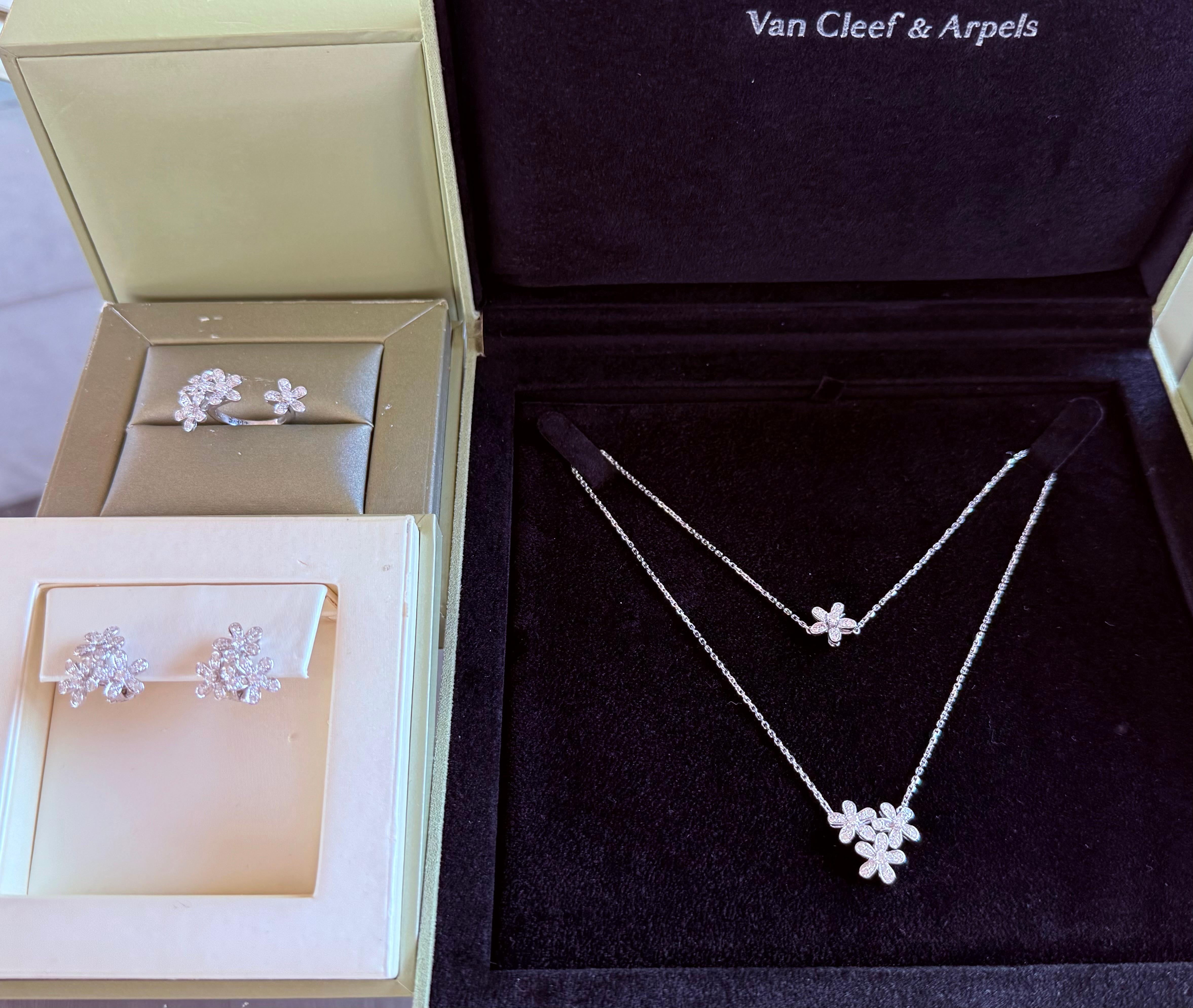 Ciondolo Van Cleef & Arpels Socrate, Collana a 3 fiori in oro bianco in vendita 3